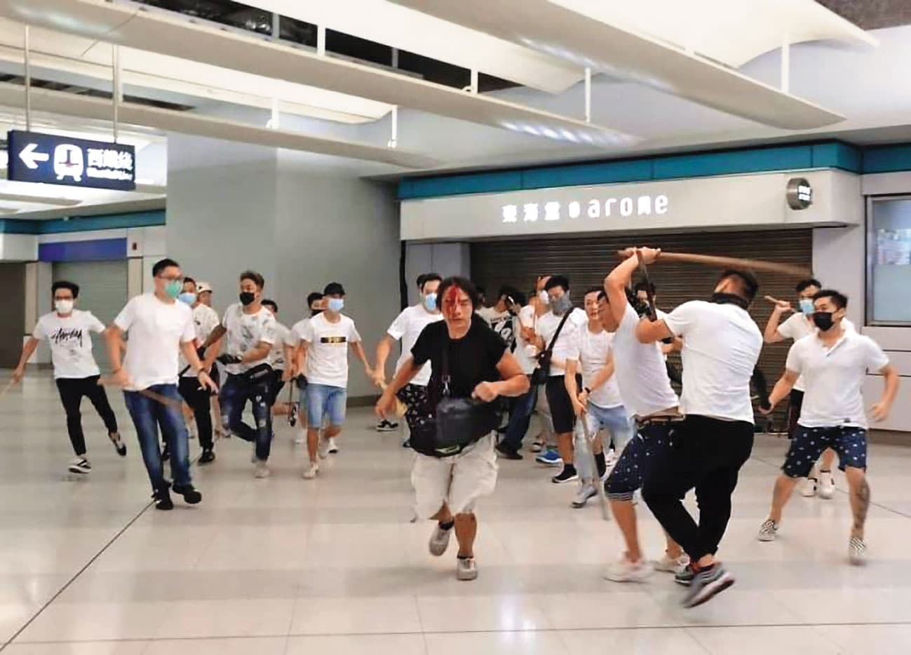 攻擊矢板明夫的男子是香港黑幫和勝和成員，該幫曾參與元朗襲擊事件。（翻攝香港突發事故報料區臉書）