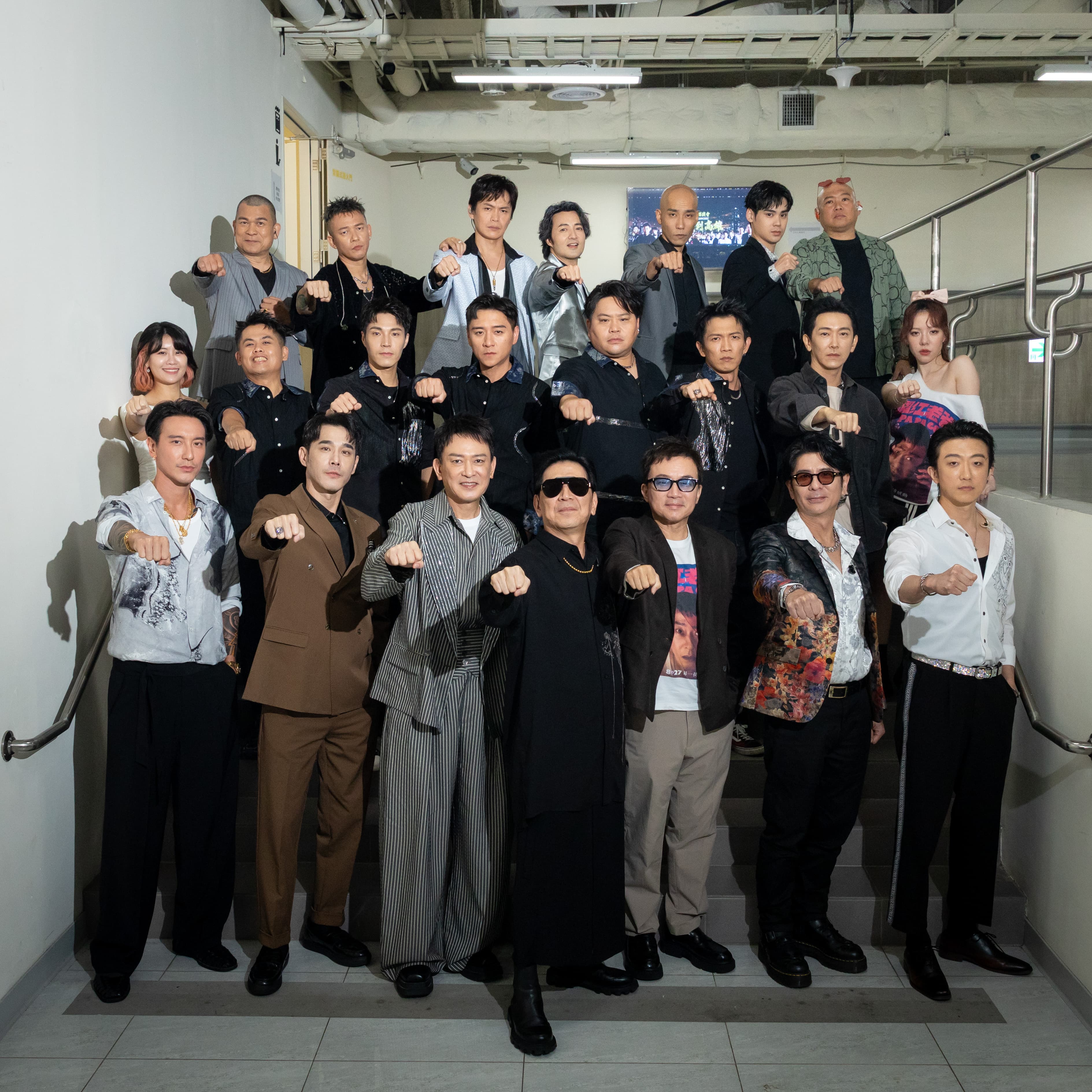 《角頭唱演會－情義到高雄》首場在高雄流行音樂中心海音館登場，王識賢、王陽明、鄭人碩等大批演員齊聚。（曼尼娛樂提供）