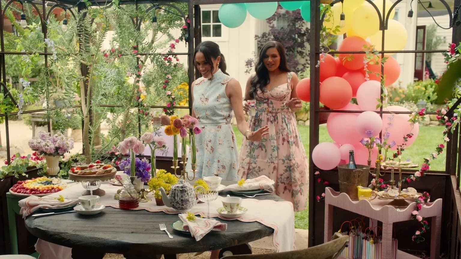 梅根與好友Mindy Kaling聚會。（翻攝Netflix）