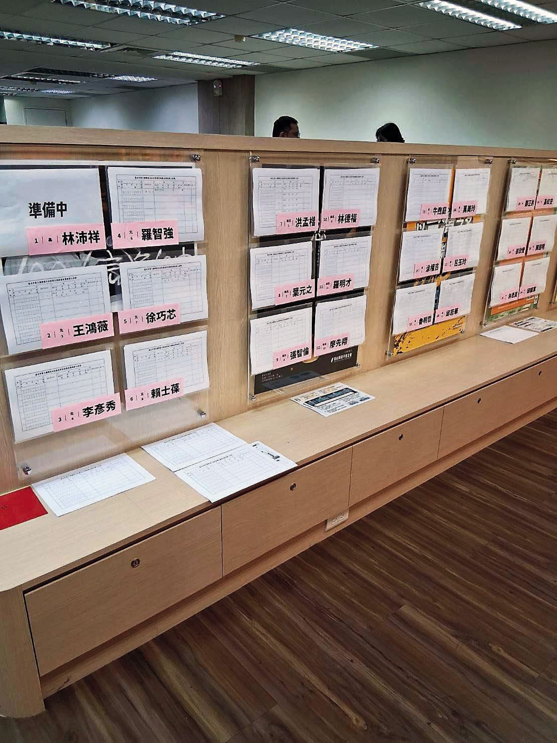辜寬敏基金會將辦公室轉型成大型連署站，備妥全國35區罷藍連署書，方便民眾前往填寫。（辜寬敏基金會提供）