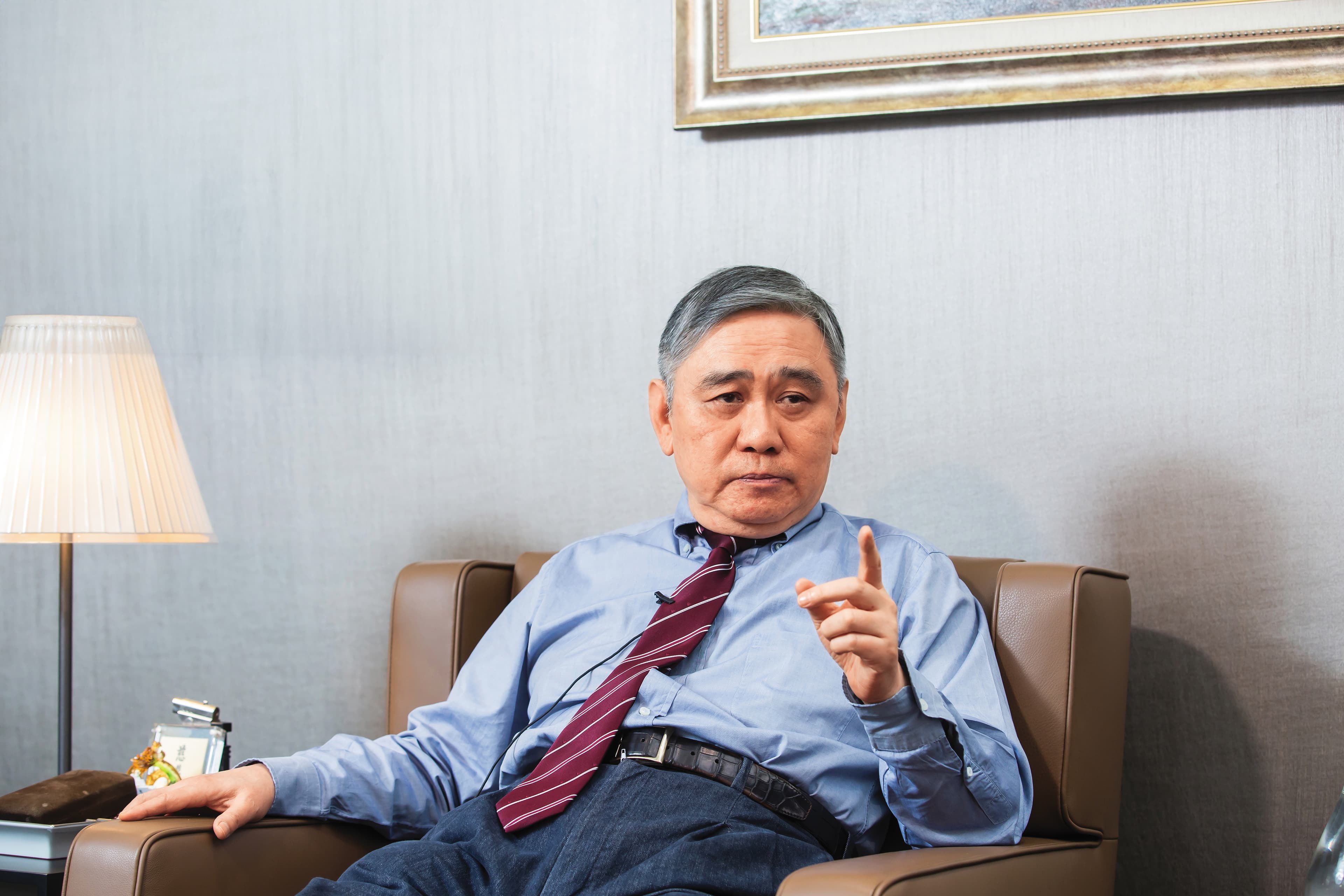 身價千億元的宏仁集團總裁王文洋，遭控在5年多前包養宋姓女大生，並生下1子，官司由台北地院審理中。