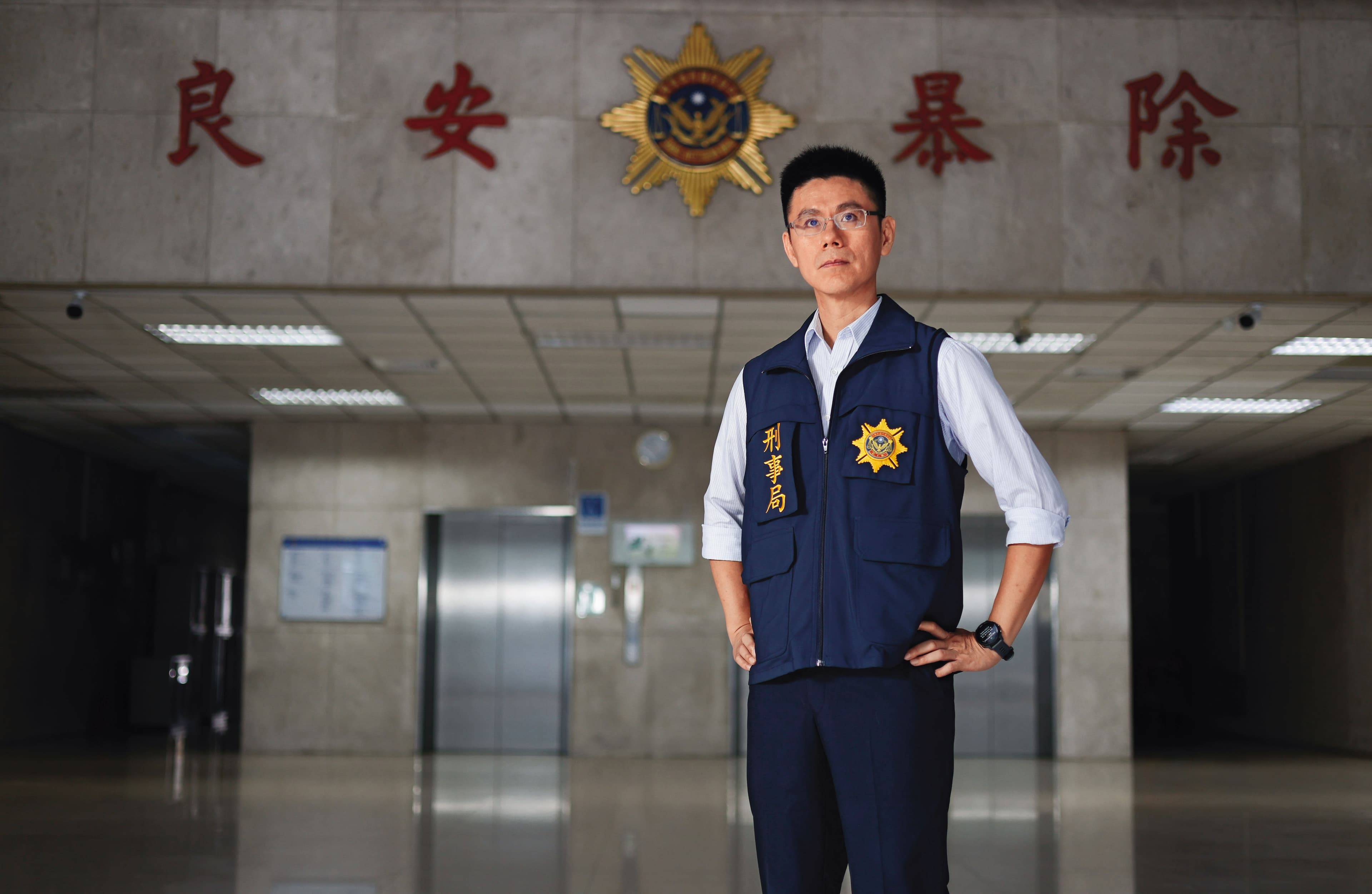 李栩洋從負責犯罪資料分析的內勤工作轉到外勤，發現詐欺犯再犯率極高，常遇到熟面孔。