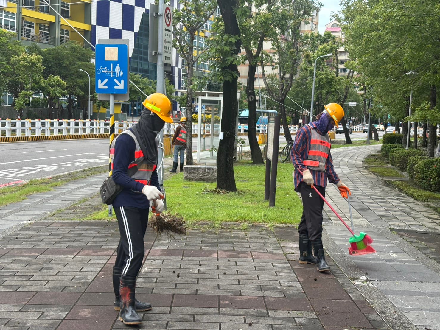 皇昌營造協助民眾人行道清掃。（翻攝畫面）