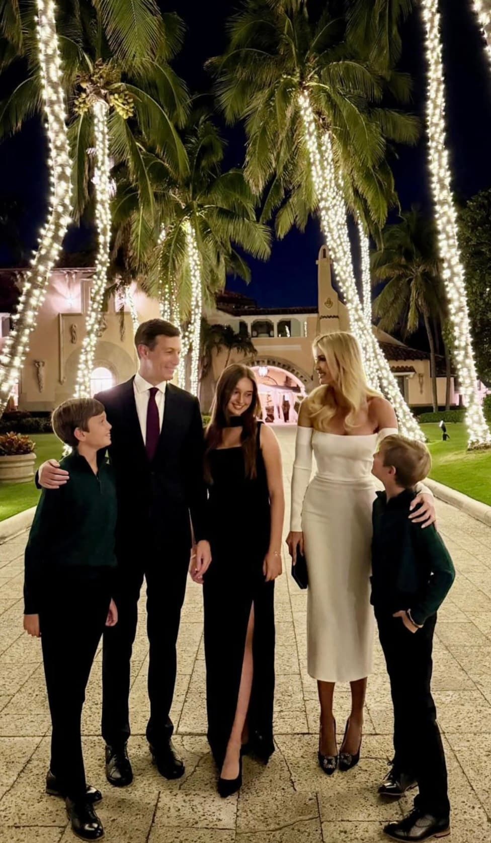 伊凡卡和丈夫庫許納育有1女2子，一家五口感情緊密。（翻攝ivankatrump IG）