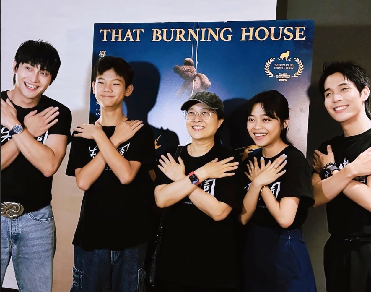 電影上映首週映前映後主創演員大合照，左起為范少勳、洪君昊、導演蔡銀娟、李夢苡樺與陳彥嘉。（冬候鳥電影、文策院提供）