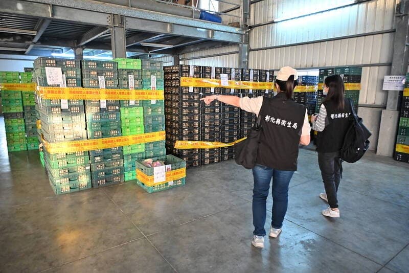 在檢方指揮下，檢調人員昨深夜會同縣府農業處、動物防疫所等單位進入文雅畜牧場全面銷毀管制期間的雞蛋。（彰縣府提供）