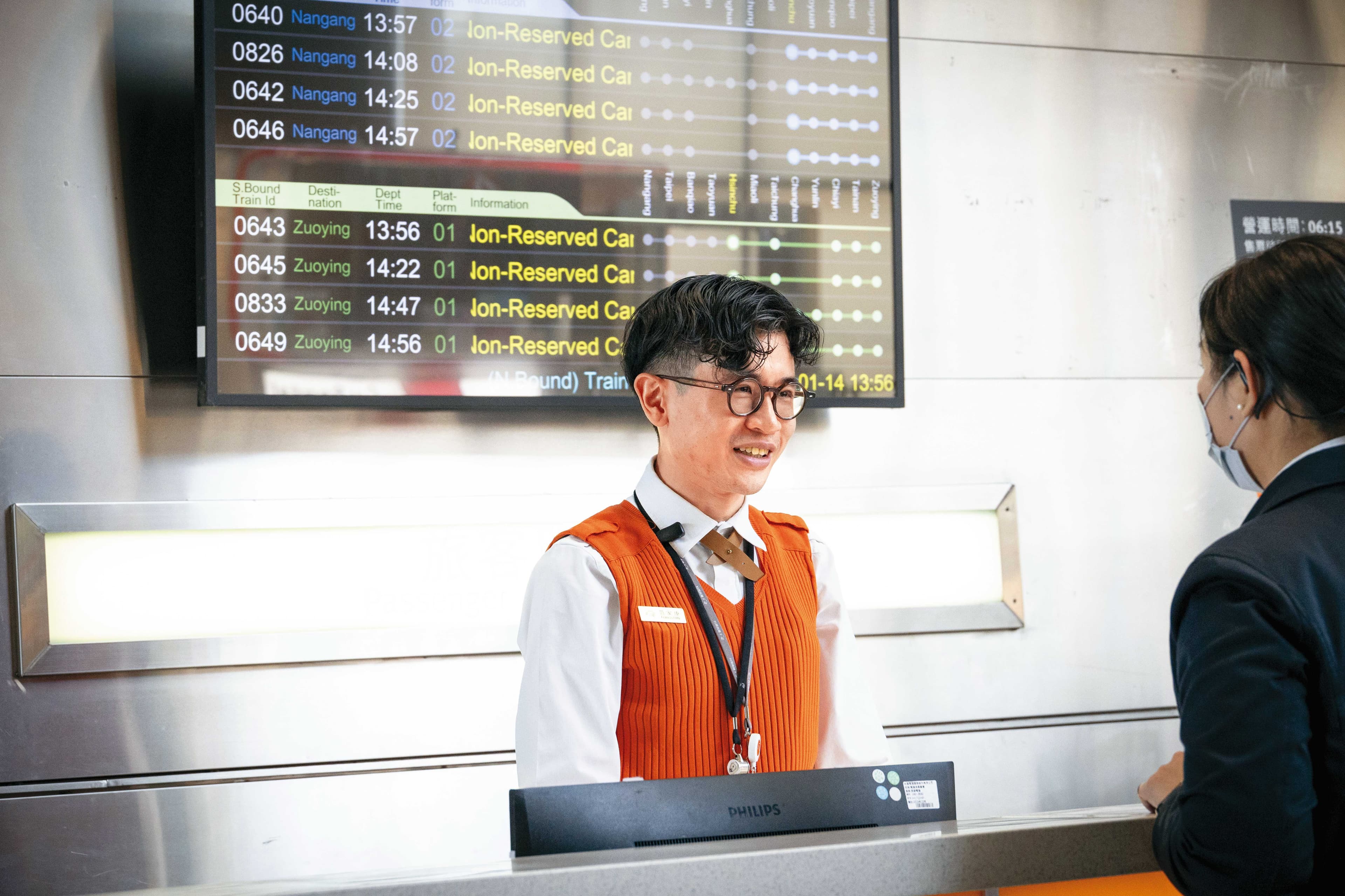 范家康（左）說，最常被乘客詢問的，是交通轉乘問題。