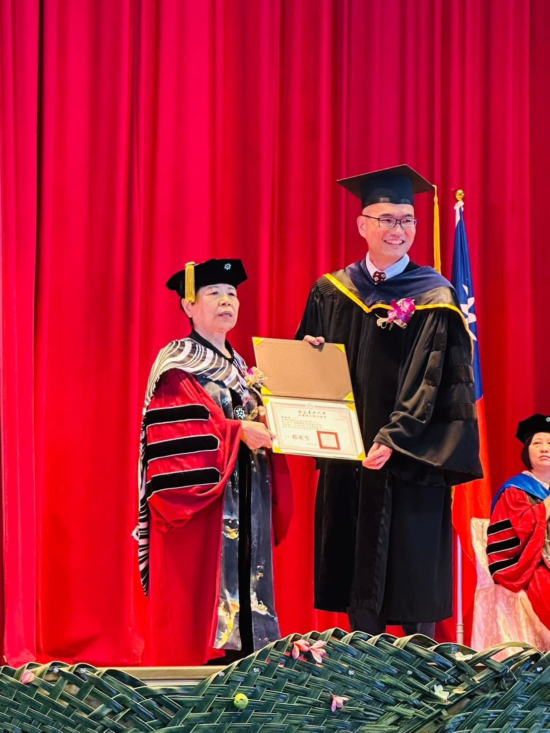 賣菜阿嬤陳樹菊今出席台東大學畢業典禮，並獲頒名譽博士學位。（翻攝自台東大學臉書）