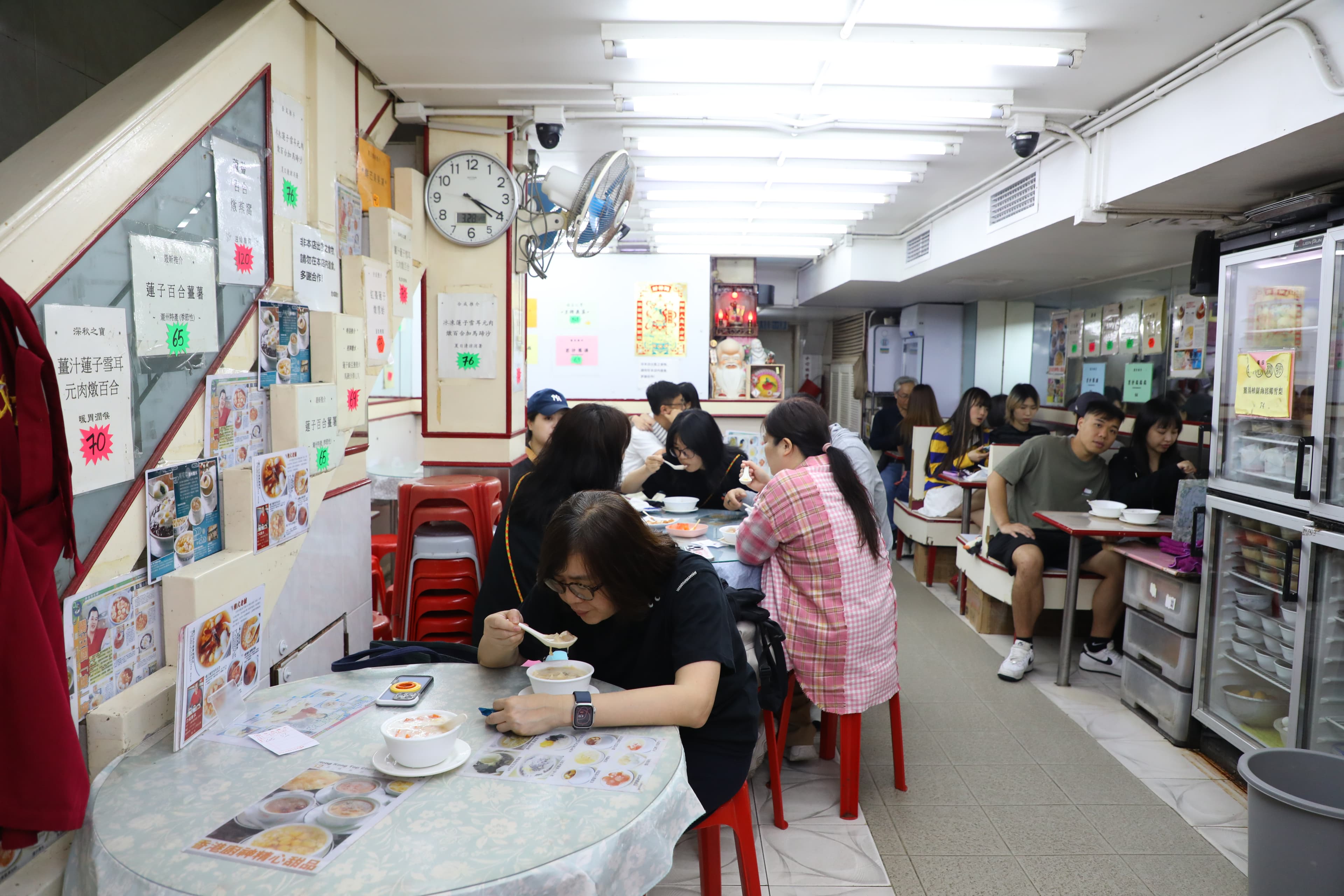 店內空間不大，但來往客人極多，各種年齡都有。