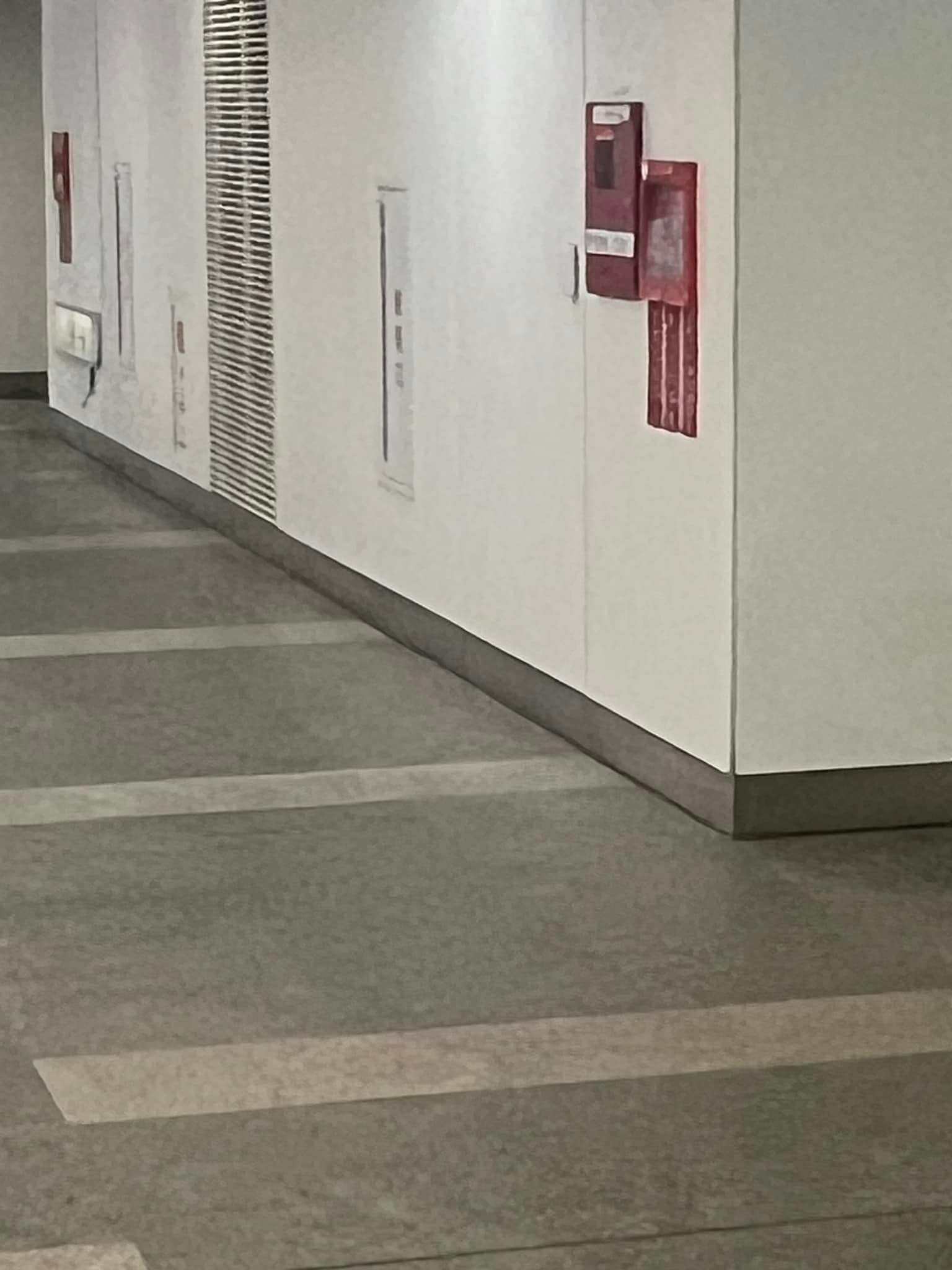 粉專揭露曾目睹街友跑進維修口內睡覺，擔憂安全問題。（翻攝臉書粉專「你們鬼哥の三貓流的某一年夏天」）