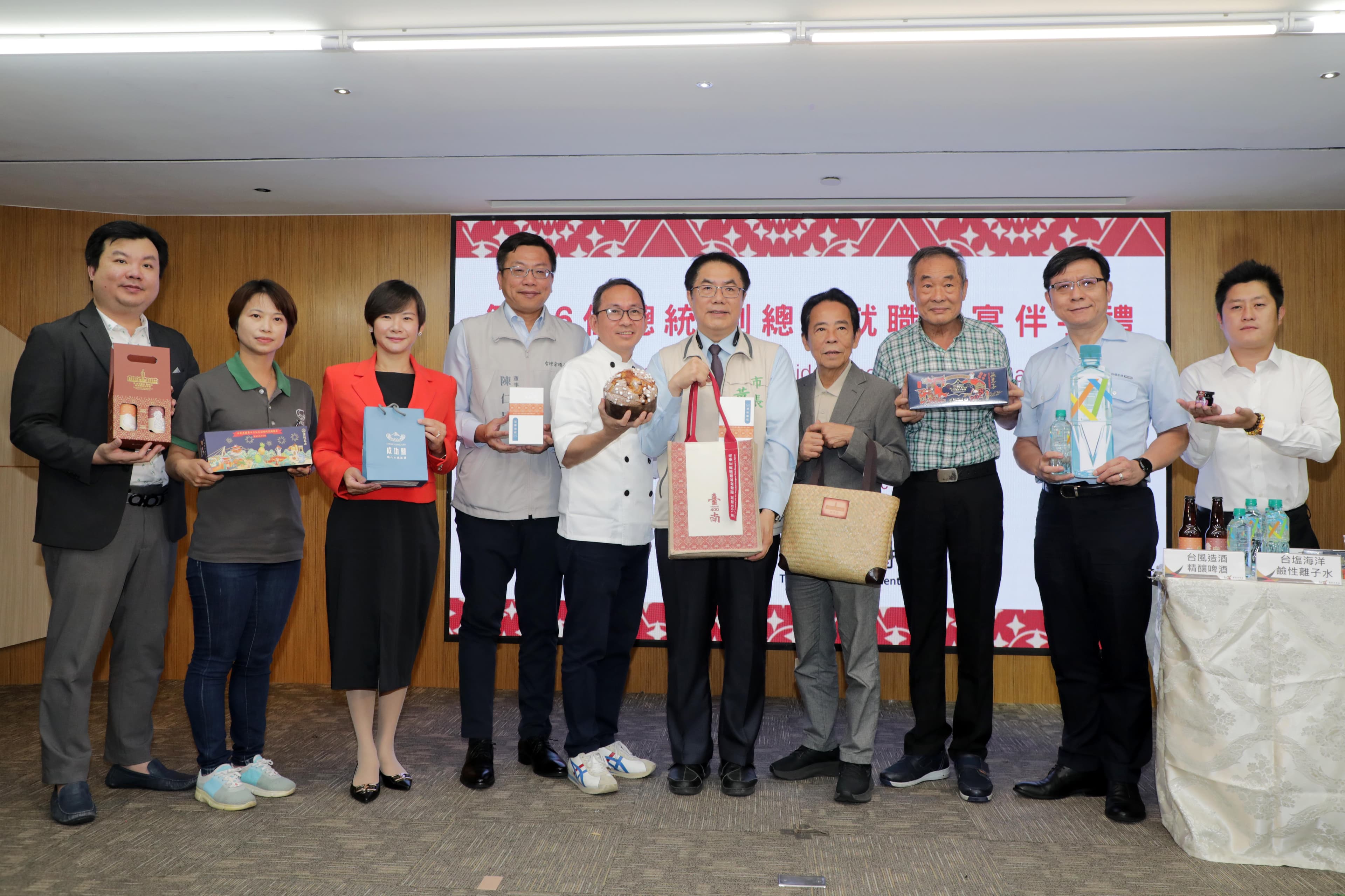 台南市長黃偉哲今日特別邀請府城之聲廣播電台康銀壽董事長與伴手禮廠商，共同舉行開箱國宴伴手禮記者會。（台南市府提供）