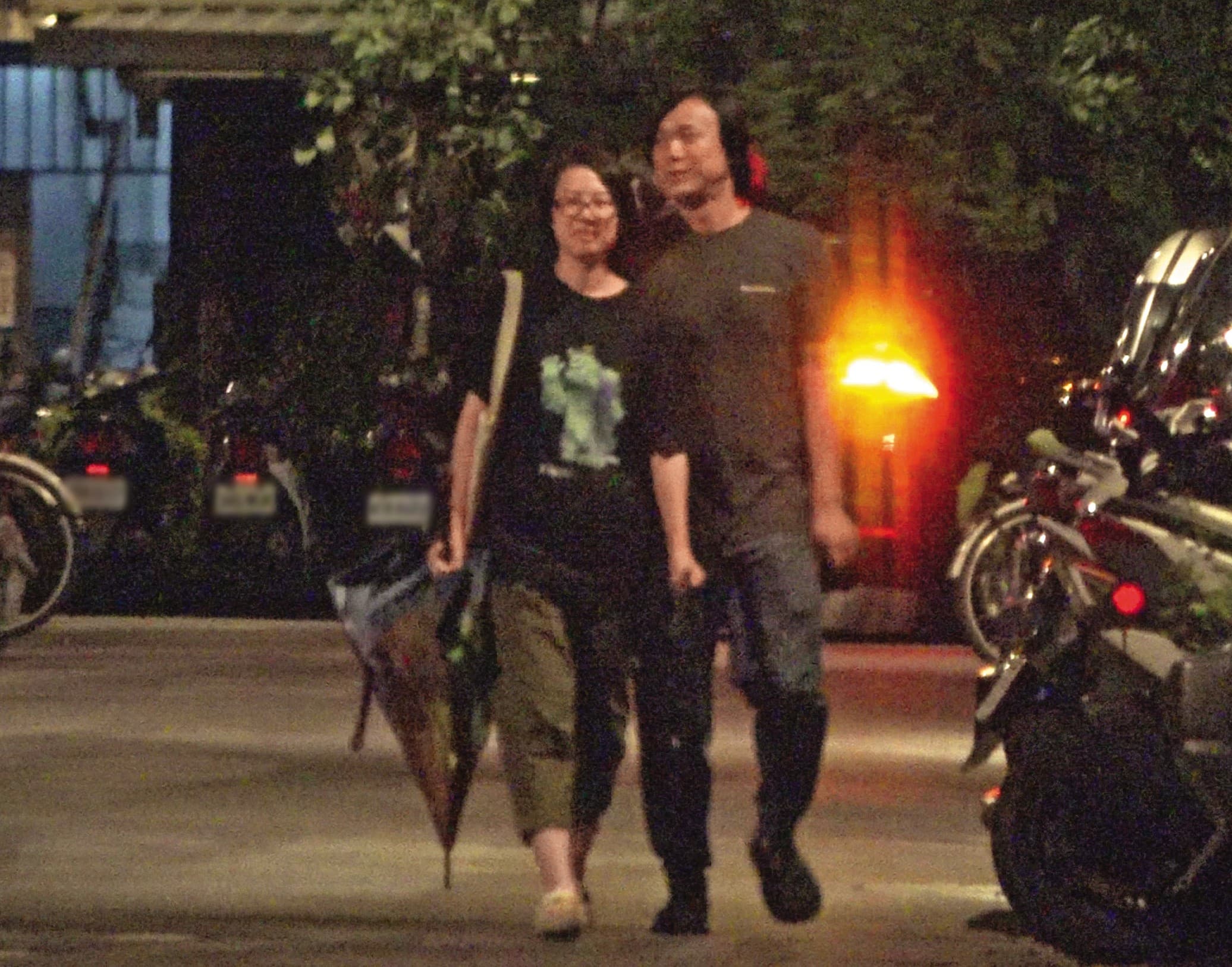 20：43，蕭煌奇與老婆Jenny一派輕鬆走在路上，依舊是相互並肩走著，沿著巷子往家裡前進。