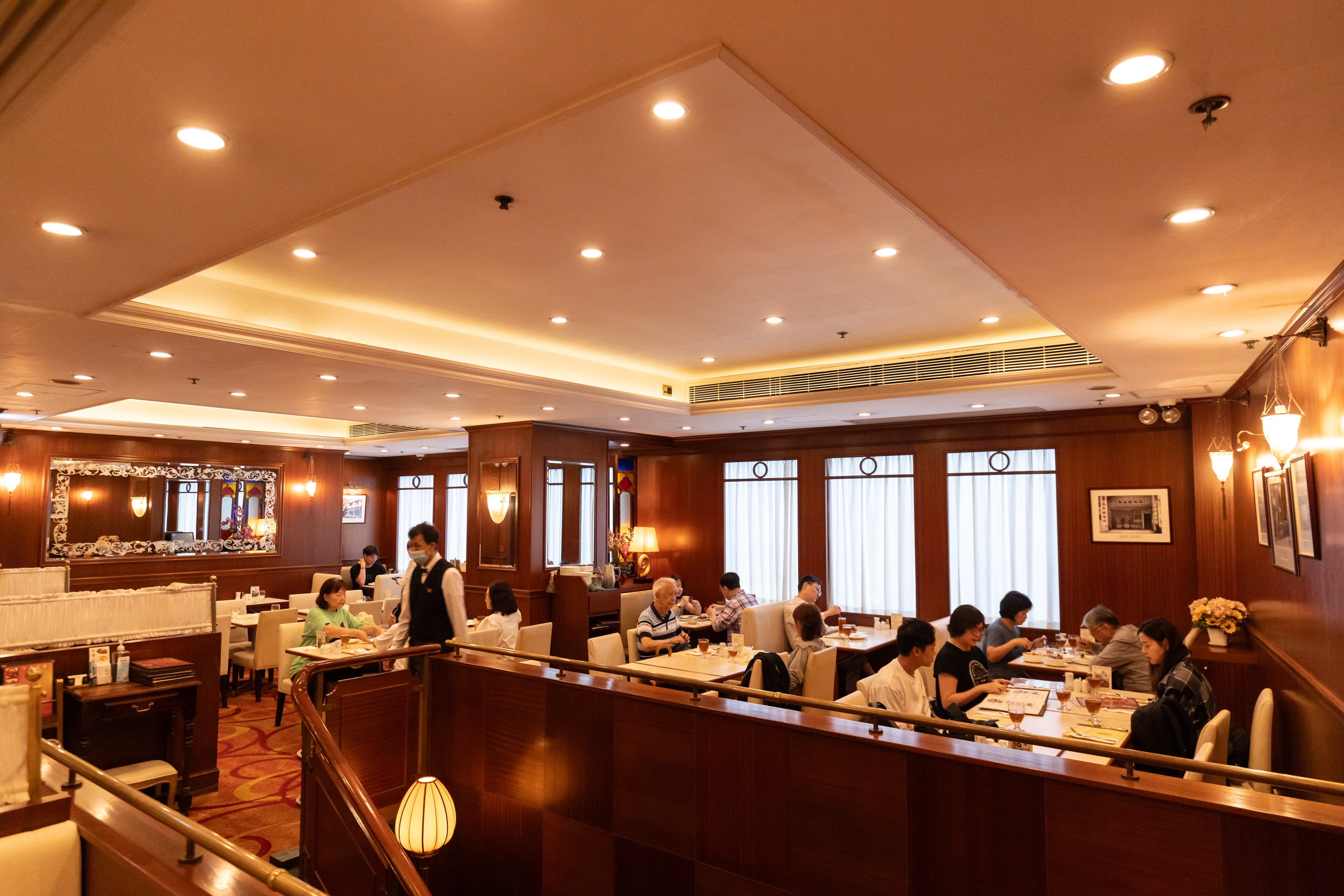 「太平館飡廳」在香港有4間分店，裝潢古樸典雅，很有老派氛圍。