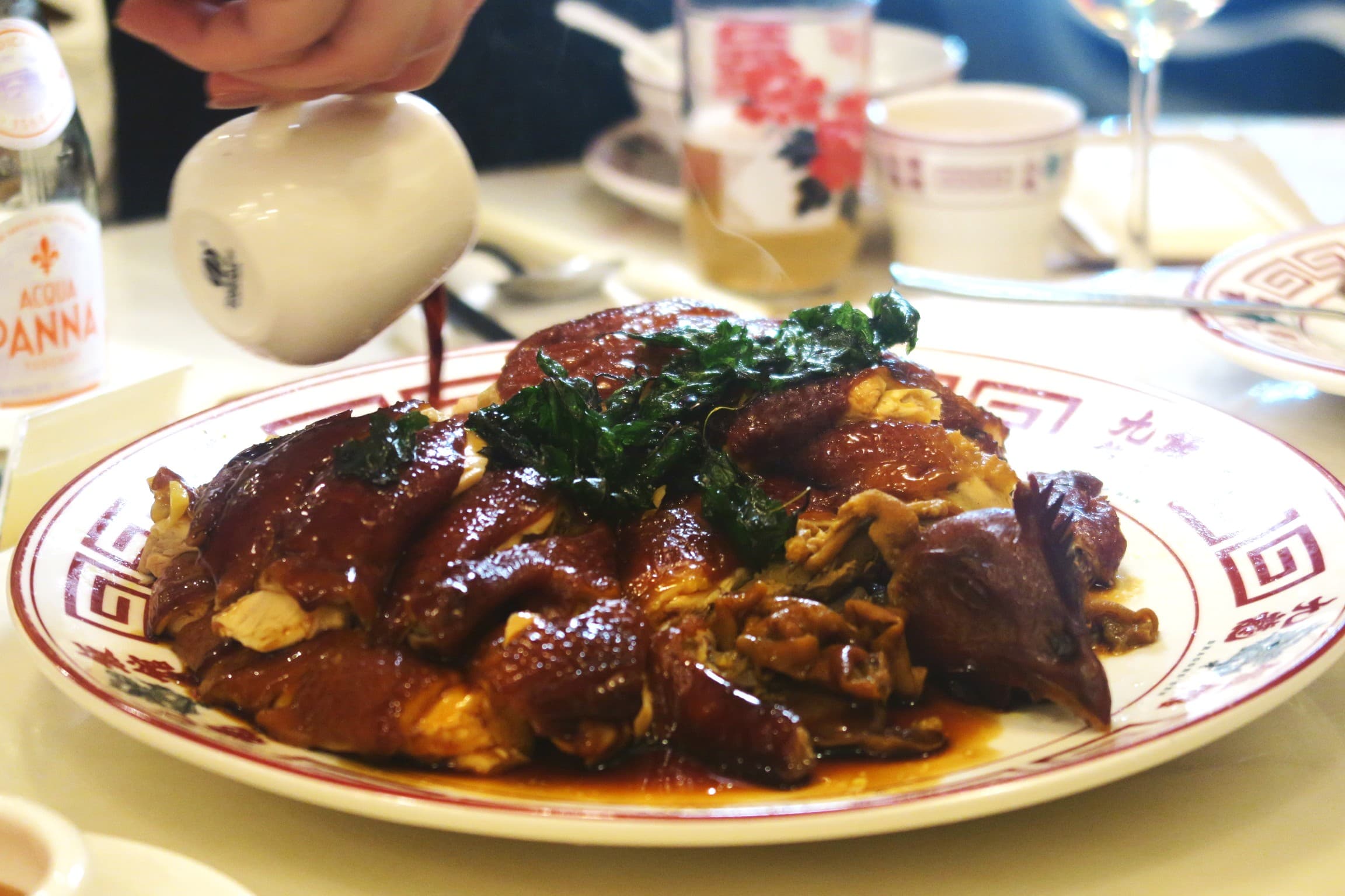 「龍井茶燻雞」渲染清新茶香，擺上酥炸的茶葉，口感很高級。（港幣408元／份，約NT$1,654，需預訂）