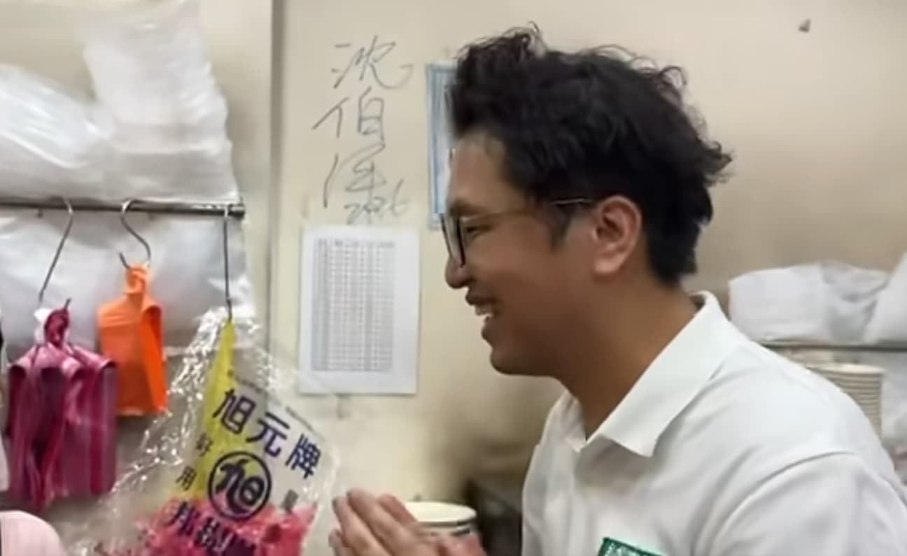 沈伯洋光顧饒河街百年老店「東發號麵線」時,店家邀請他在牆上簽名。(翻攝自周軒臉書)