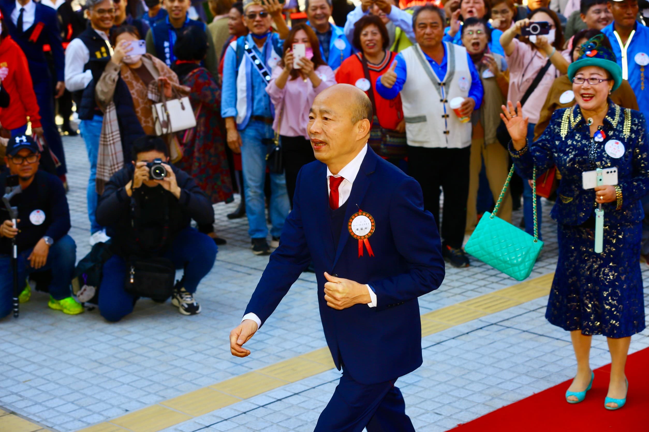 韓國瑜今燈上紅毯時，許多人高呼「院長好」。