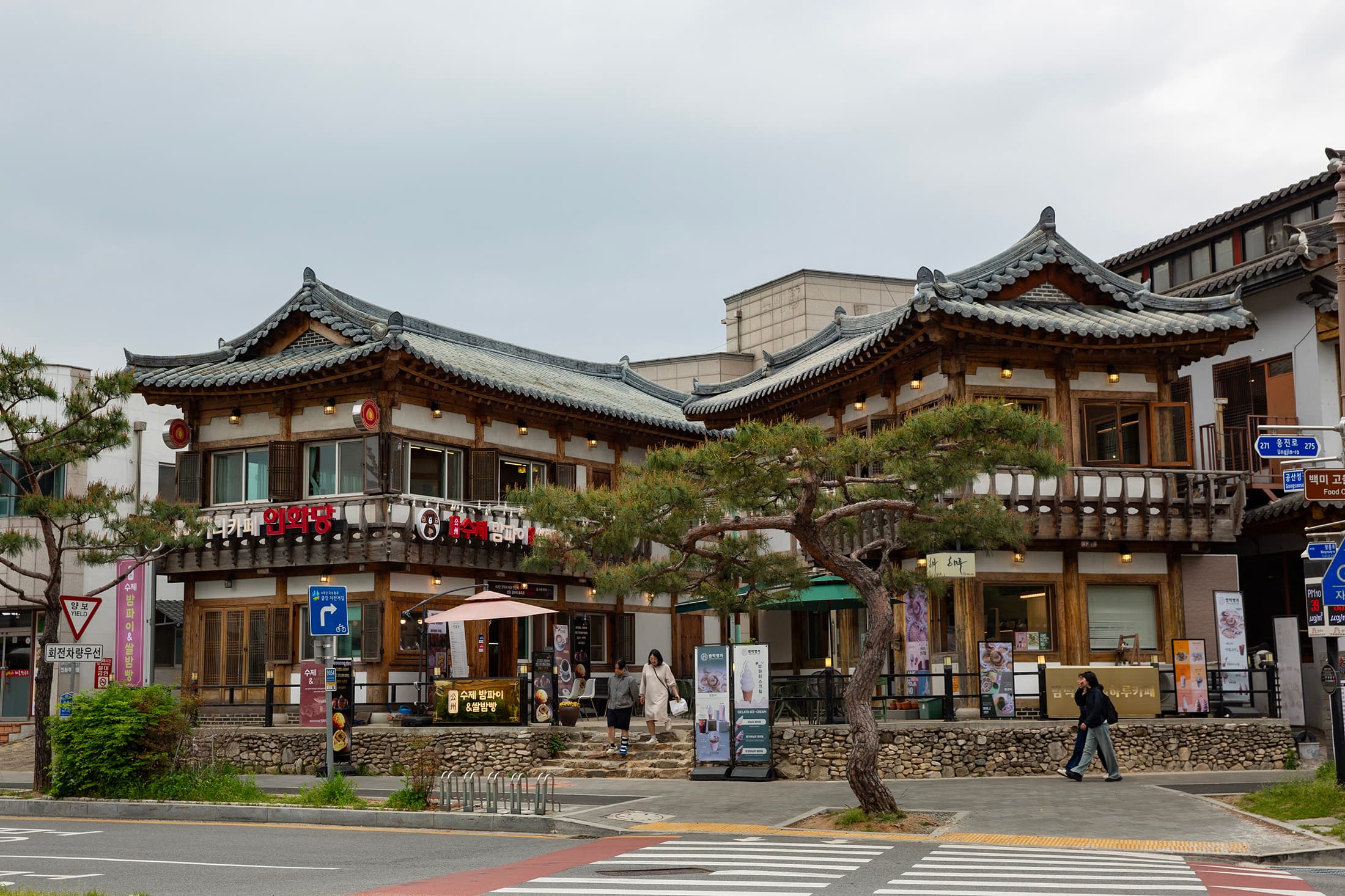 位於公山城正對面的「하루카페&밤떡명」，以復古的韓屋建築外觀吸引旅人前來。
