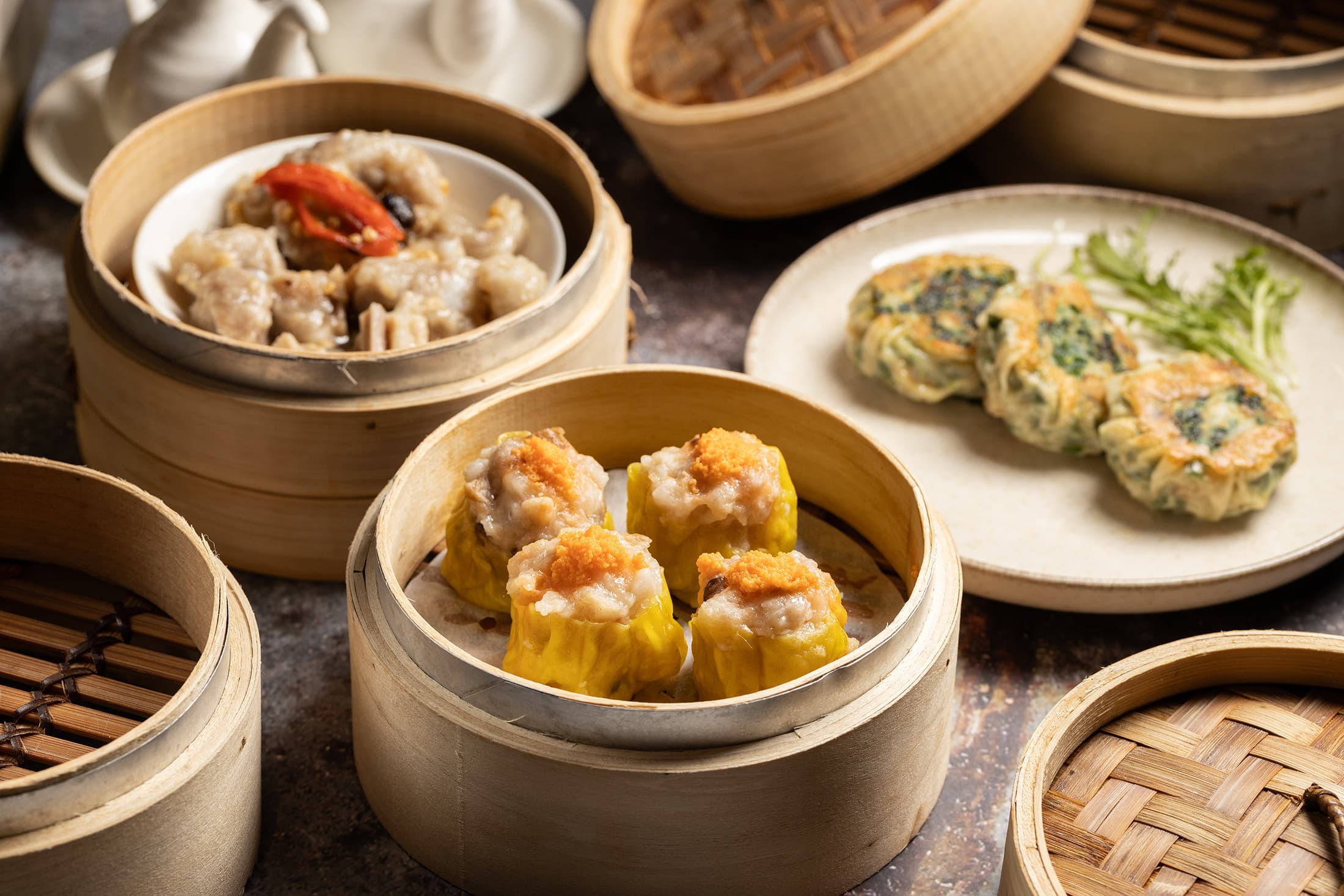 芯聚苑的港式點心「魚子蒸燒賣」「豆豉蒸排骨」「香煎韭菜餅」也做得十分出色。（皆200元／份）