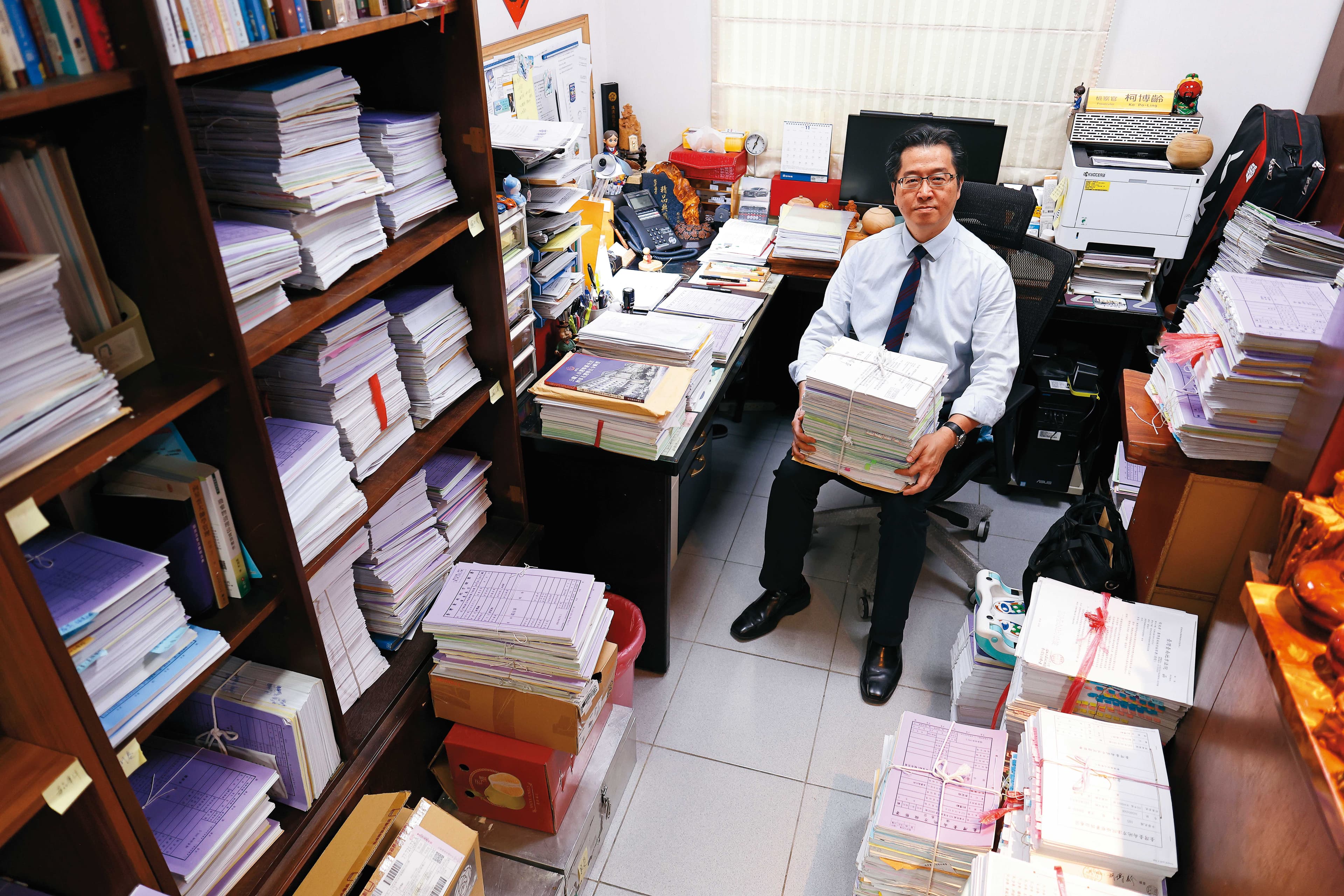 柯博齡的辦公室堆滿一疊疊卷宗，案件難度不一，以他手上為例，光是一件案子的卷宗就如此之多。