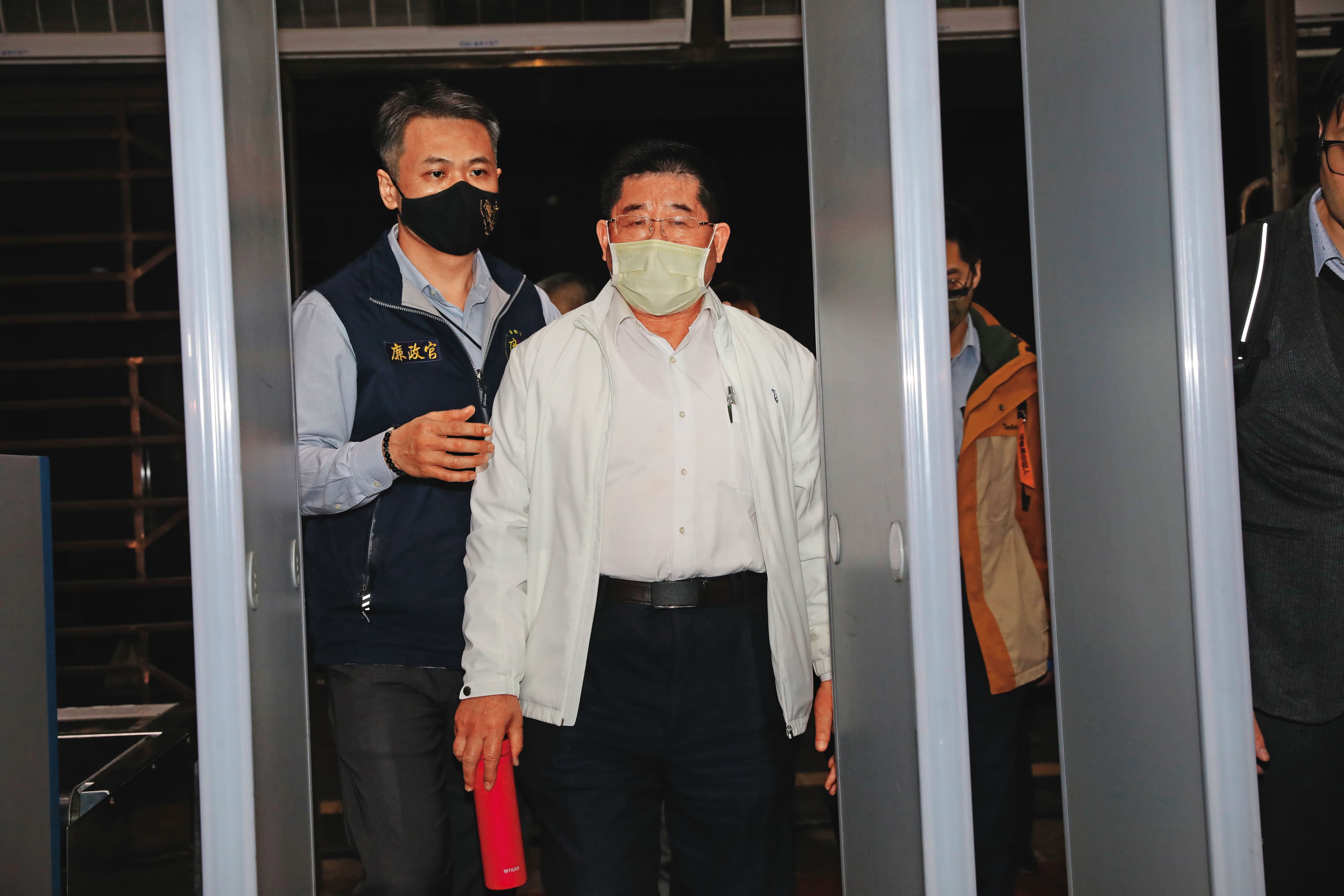 台灣智慧光網董事長李慶煌（右）否認行賄，因罪嫌重大以350萬元交保。