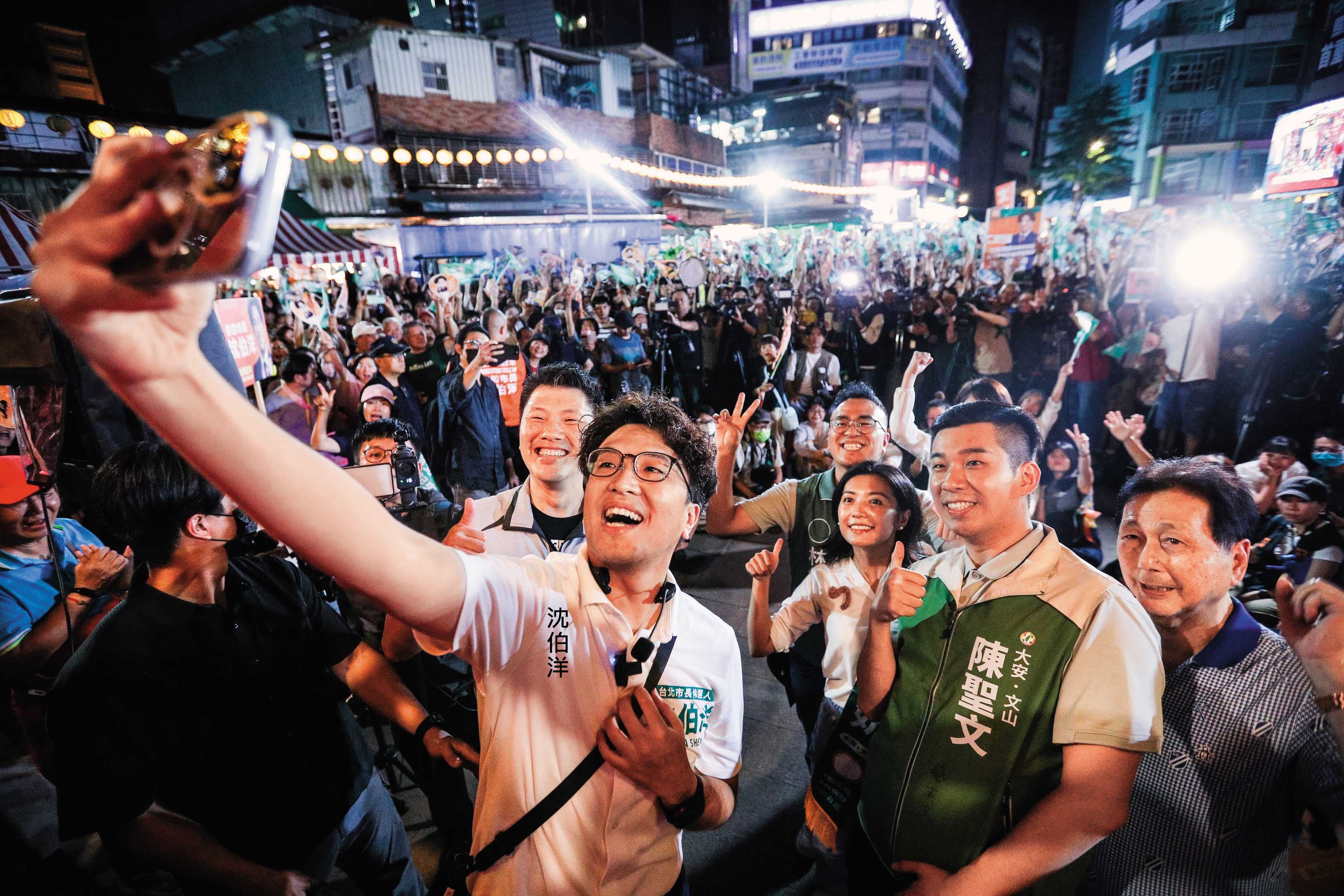 沈伯洋「洋流熱」所到之處可見大批支持者匯聚，連被視為藍營票倉的文山區，人氣也很高。（鏡報鄒保祥）