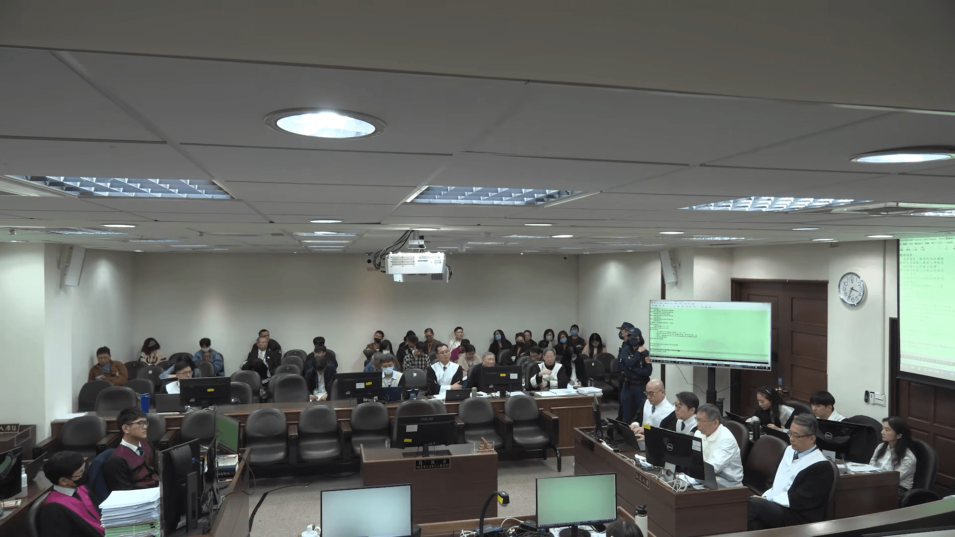 柯文哲在言詞辯論期間怒嗆檢察官才是破壞回歸專業的人。（翻攝自臺北地院刑事科YouTube）