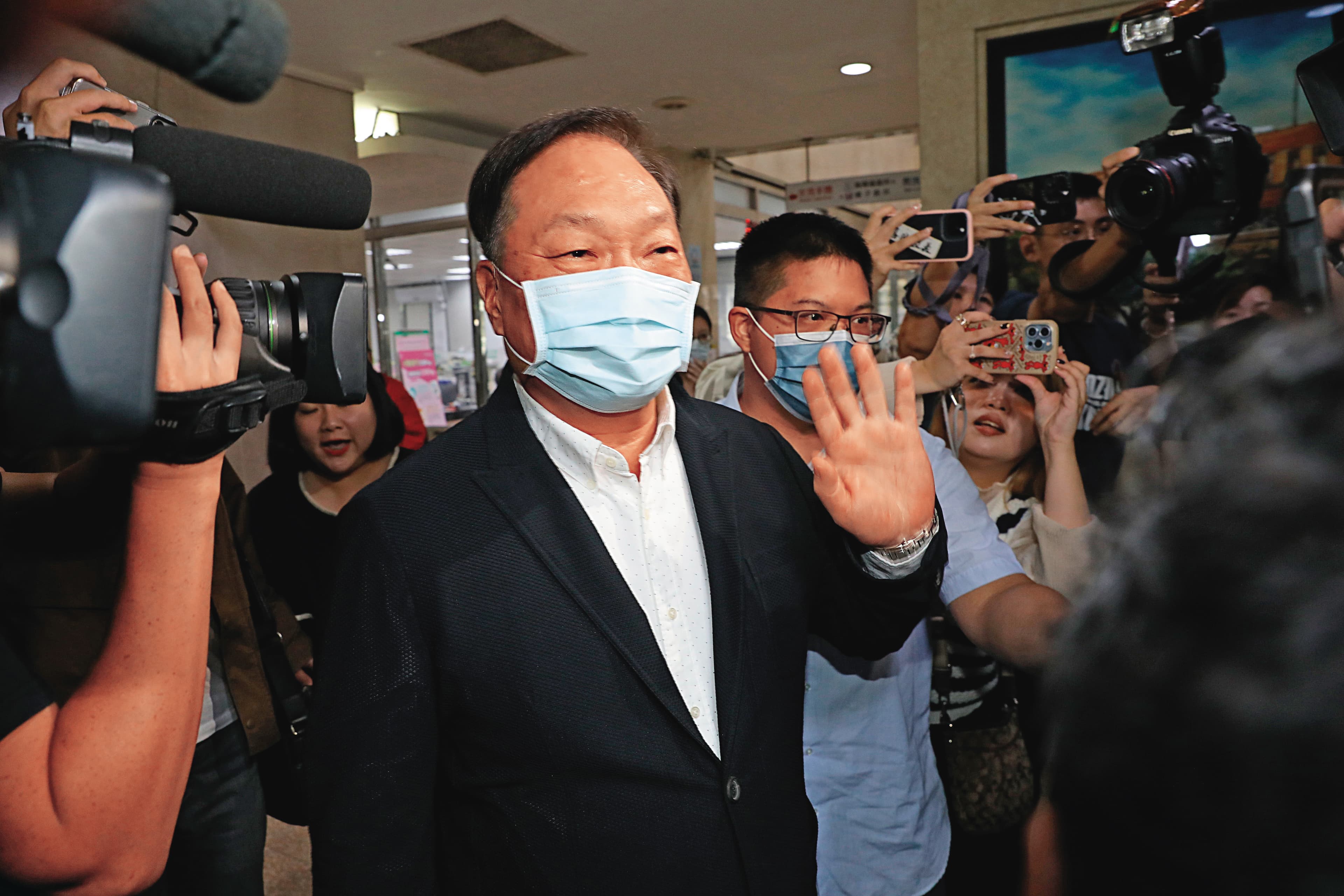 媒體大亨王令麟在柯文哲的行動硬碟檔案內被記錄「500」，經手人是邱佩琳。