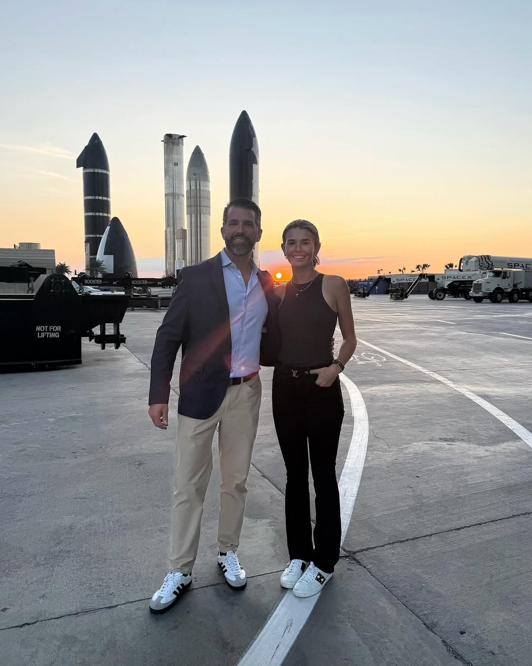凱伊（右）與爸爸小唐納與星艦拍照留念。（翻攝kaitrumpgolfer IG）