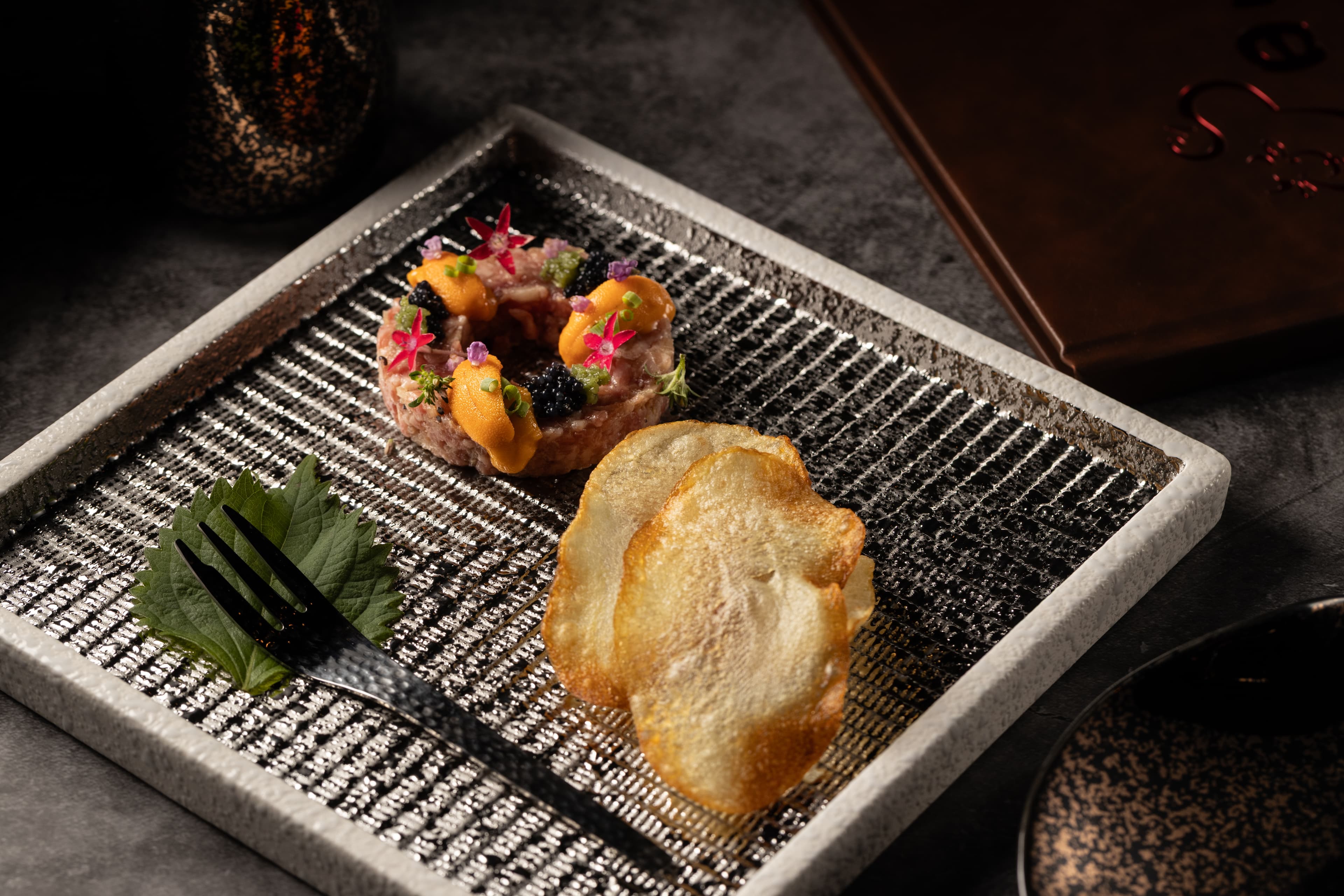 源自香港分店的「炙燒和牛塔、真山葵」，保留海膽、魚子醬之外，又多了信州味噌的味覺層次。（4,880元極上日山套餐菜色）