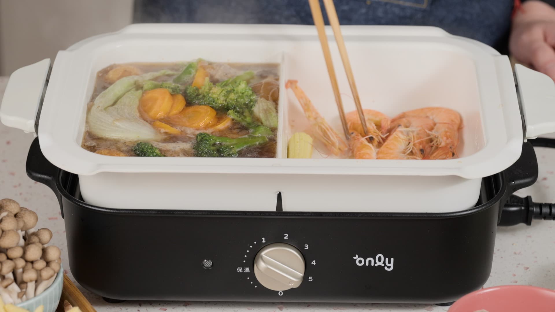 only S6超級鍋，讓你在家也能復刻台灣人最愛的火烤二吃，滿滿聚餐儀式感，左右開弓一鍋兩味，讓家中聚會熱鬧不冷場 。