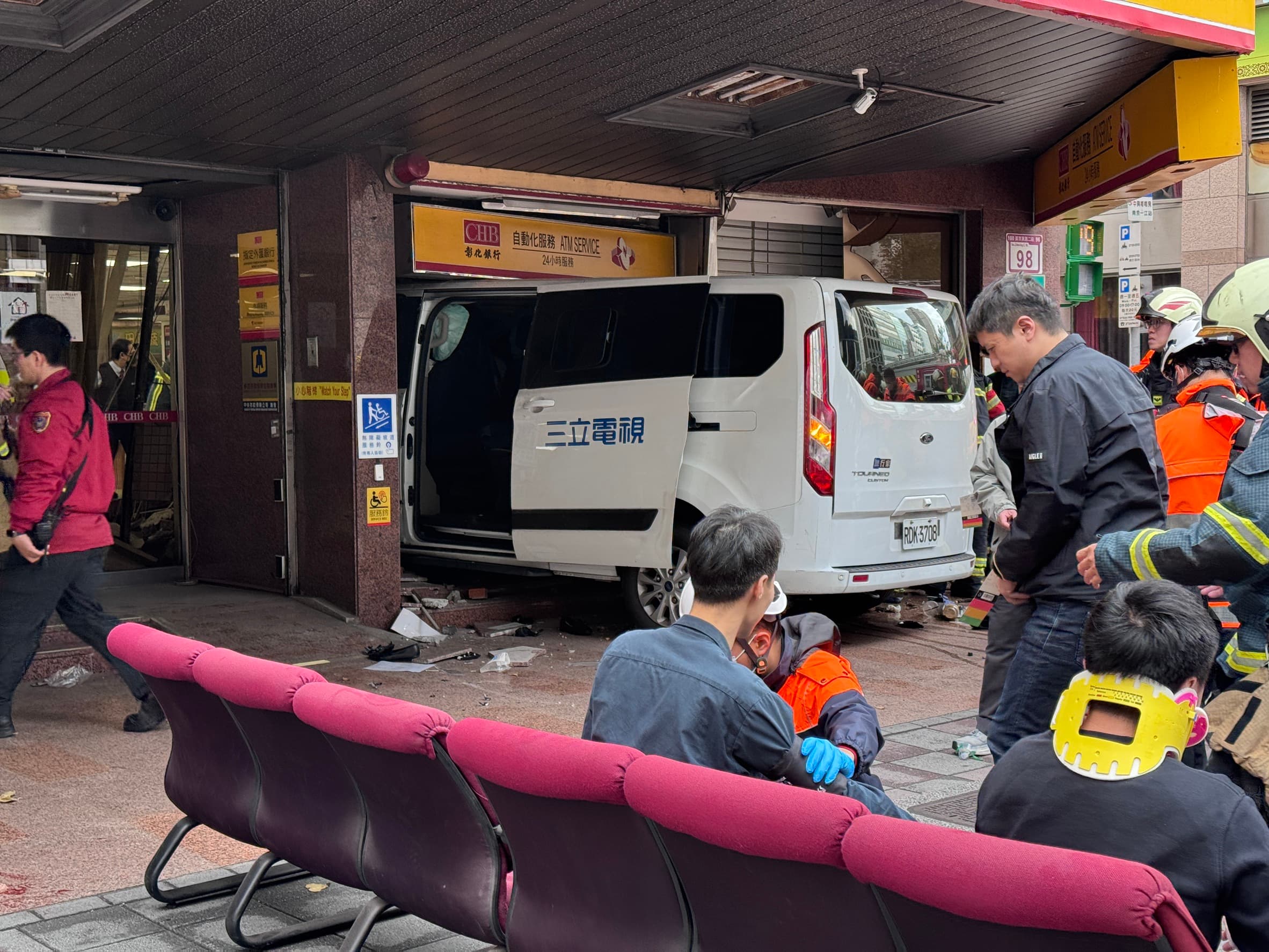 據現場目擊與初步資訊指出，事故發生當下撞擊力道猛烈，畫面相當驚悚。（讀者提供）