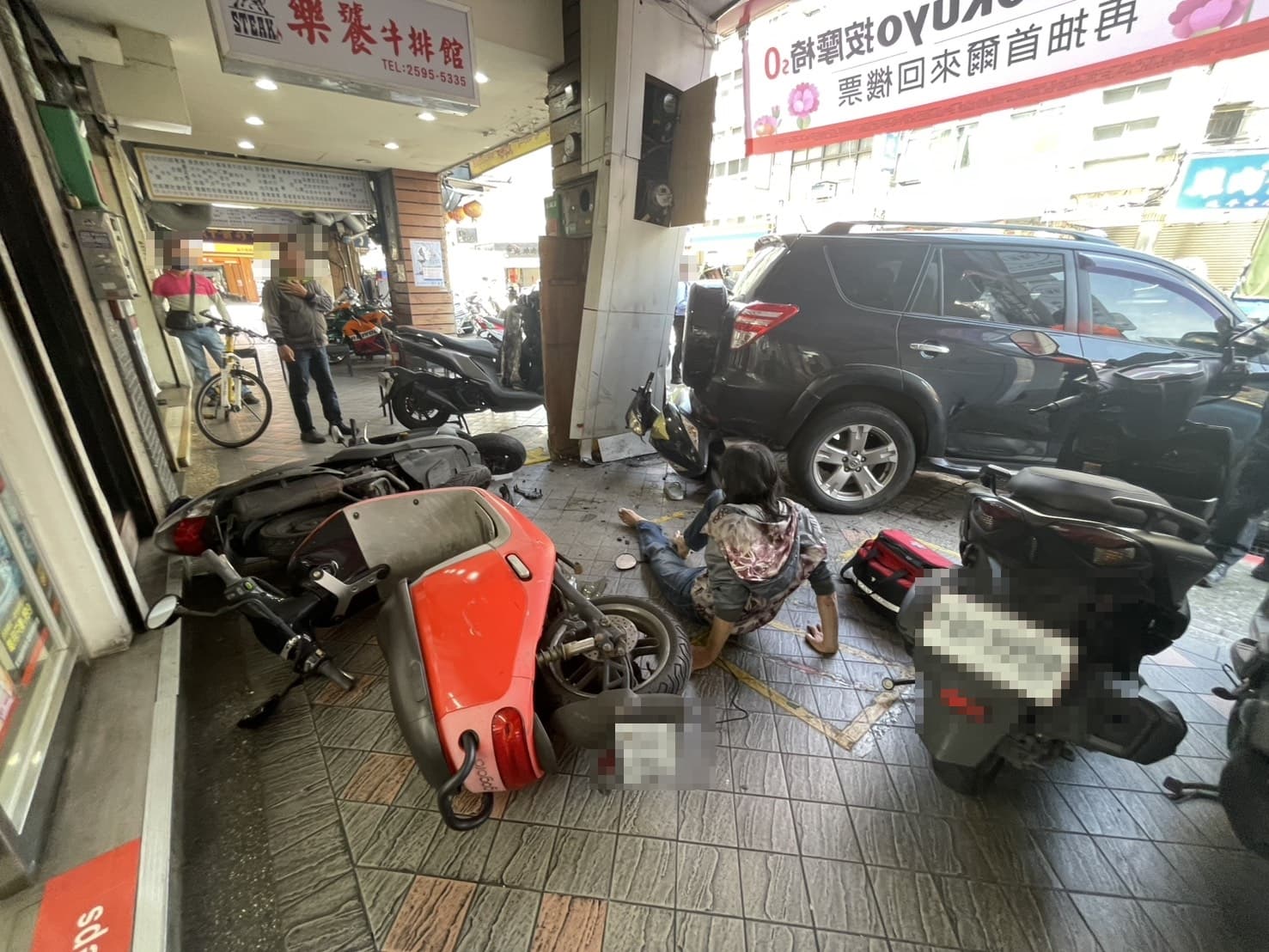 肇事鄭翁倒車暴衝撞進騎樓，一位機車騎士所幸有機車當作緩衝，驚險躲過一劫。（翻攝畫面）