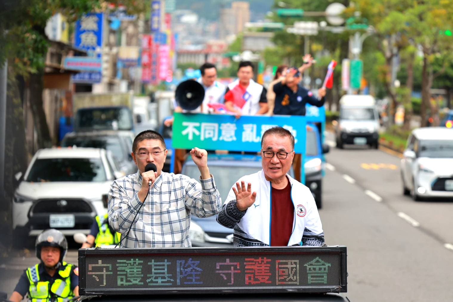 李四川到基隆與謝國樑一同車隊掃街。（國民黨基隆市黨部提供）