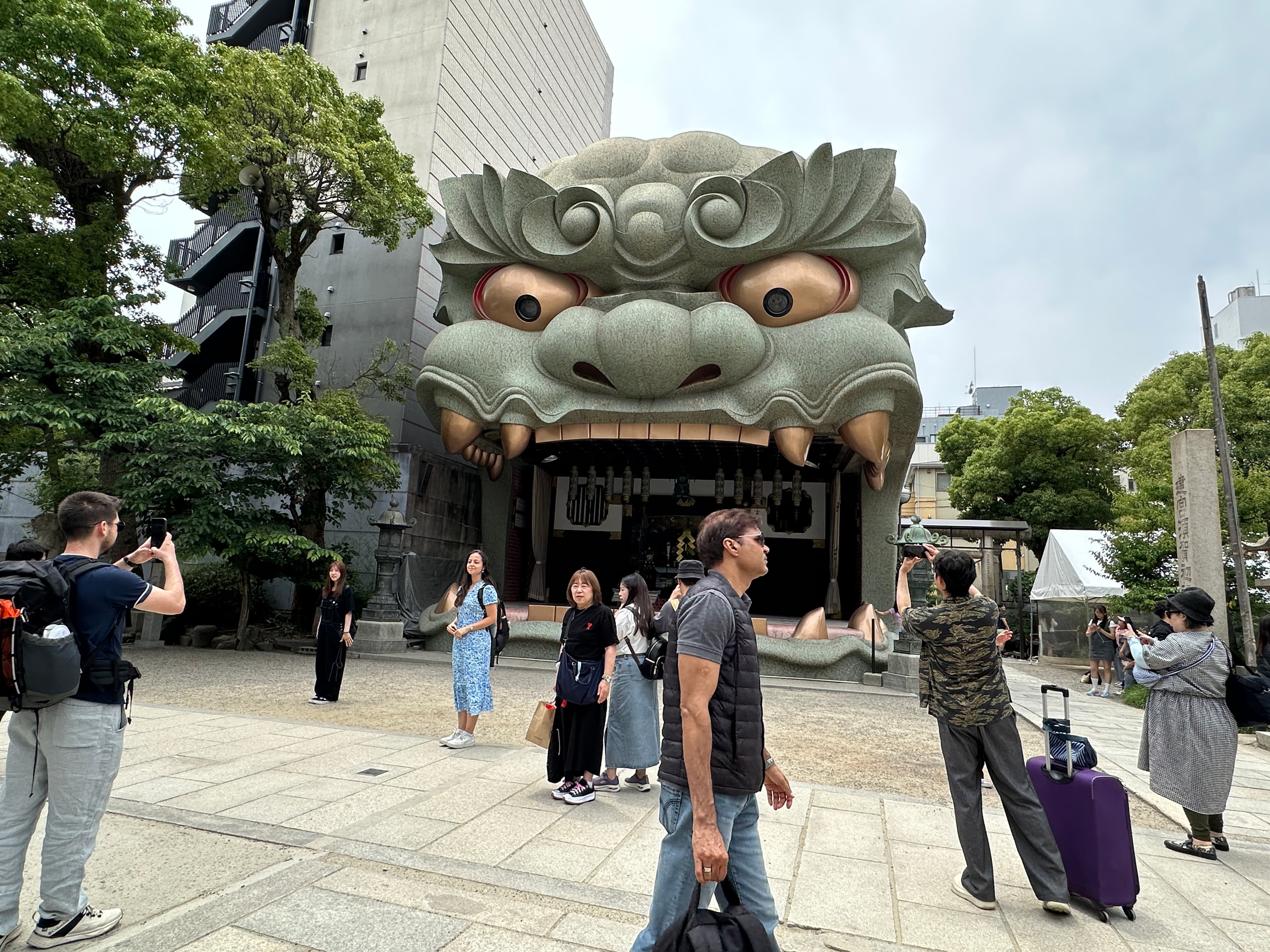 巨大的獅子頭造型是難波八阪神社的重要標誌。