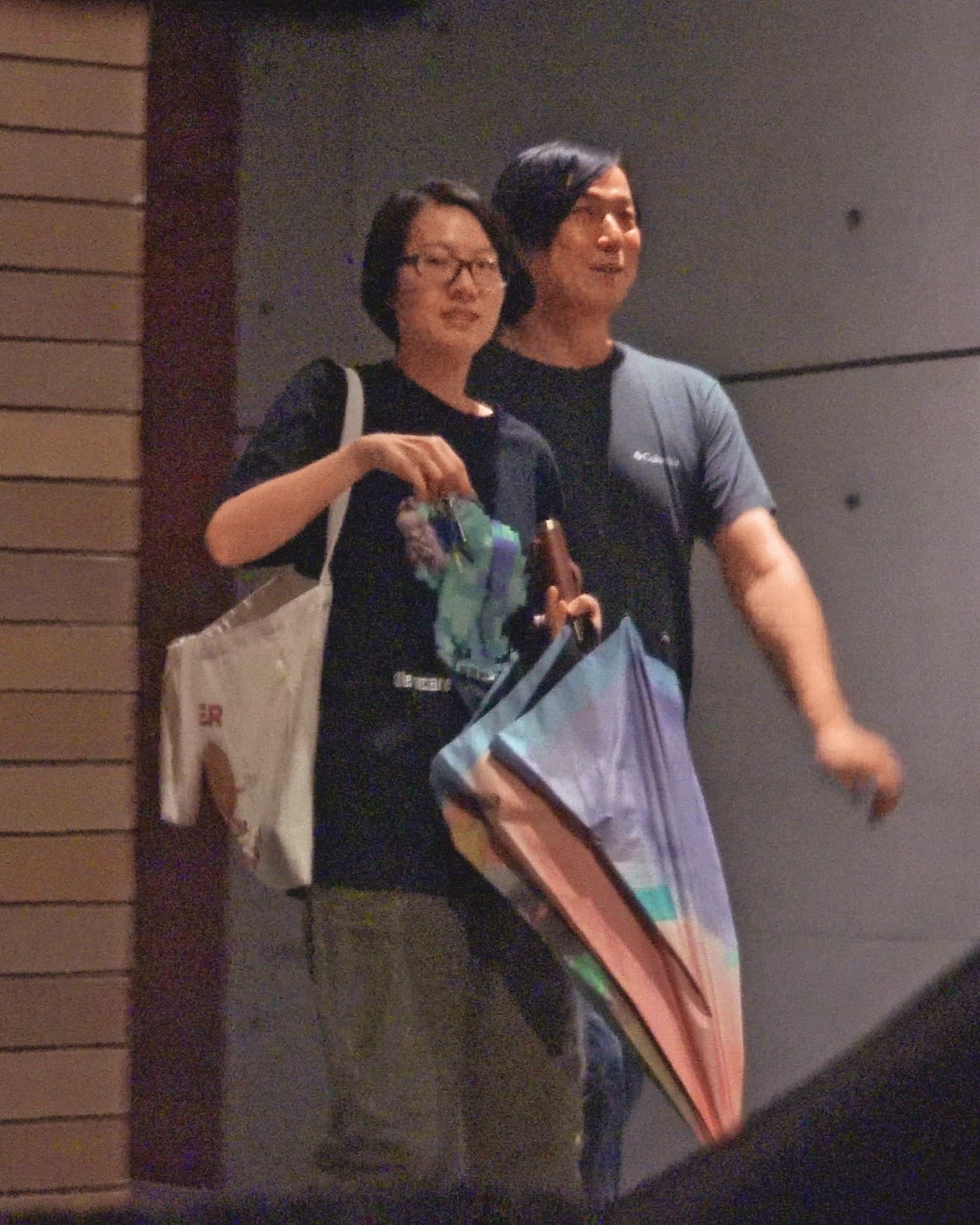 20：46，老婆Jenny打扮樸素，蕭煌奇對老婆的物欲低相當讚賞。