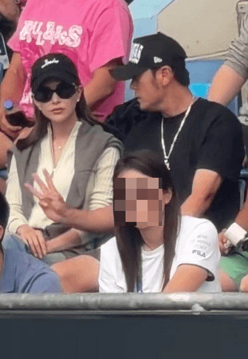 周杰倫比出「3」手勢，似乎告訴妻子「至少有3個人在拍」。（翻攝畫面）