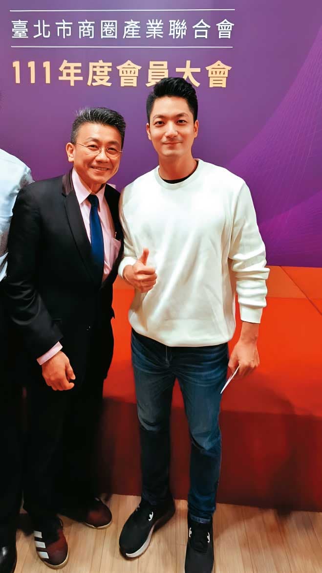 湯建中（左）因前老闆宴請市長蔣萬安（右）才認識陳萬添，當時陳還與蔣一同坐在主桌。（讀者提供）