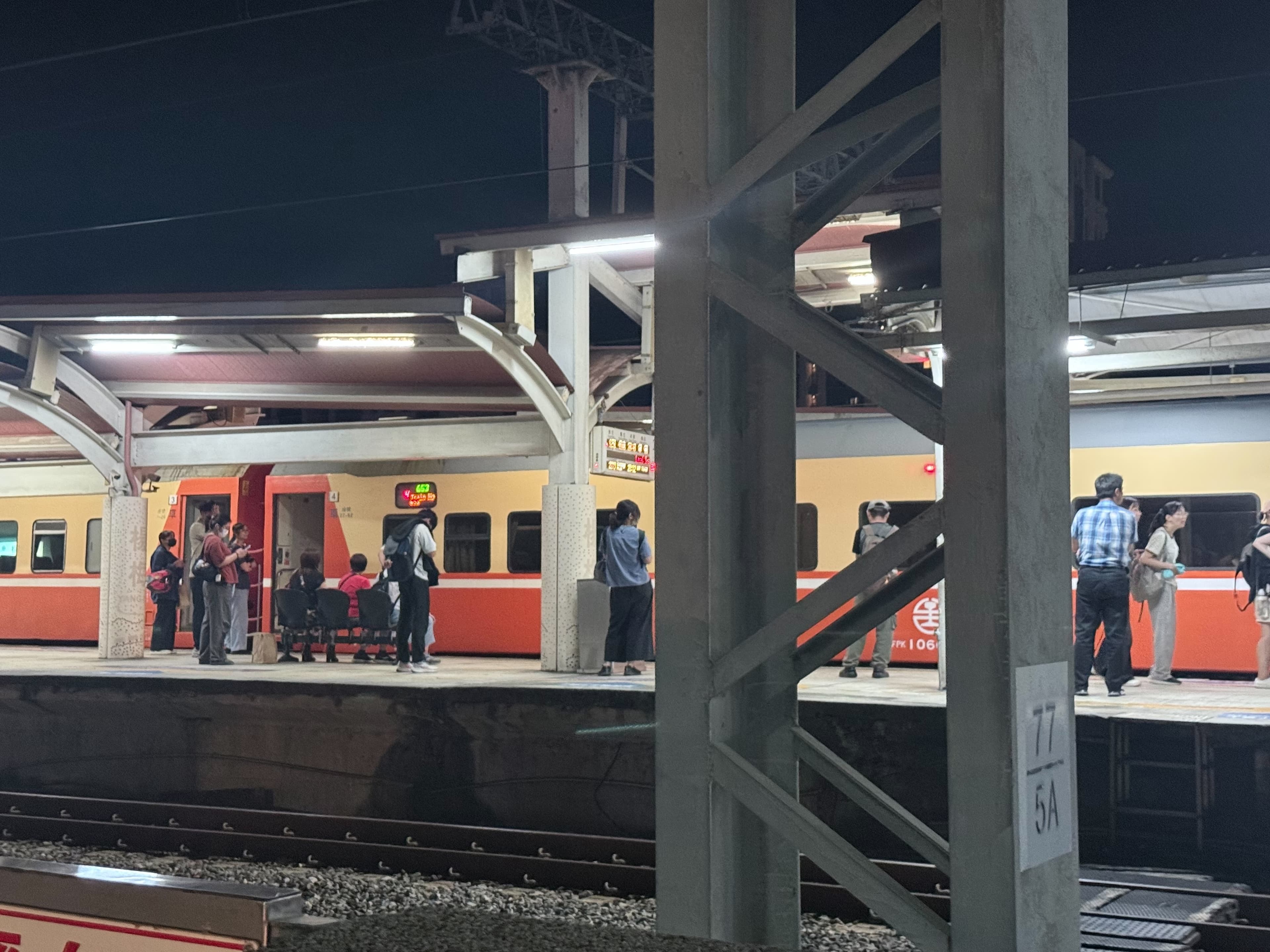 車廂內燈光全滅、二度煞停，列車延誤16分鐘抵達楊梅站。