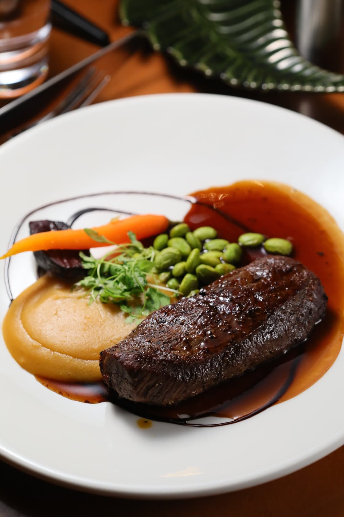 晚餐主菜有多種可選「烤牛肉菲力」肉質嚼勁剛好，配有鴨油馬鈴薯泥、時令蔬菜，再佐上青胡椒粒醬汁。