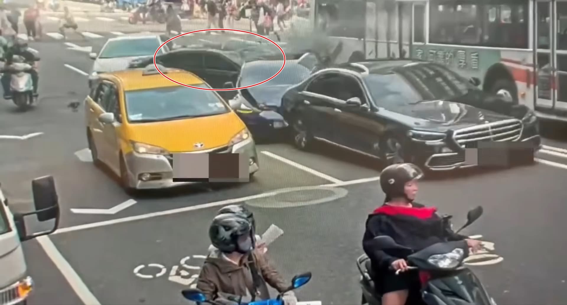 肇事黑色轎車撞上前方數輛汽車。（翻攝畫面）