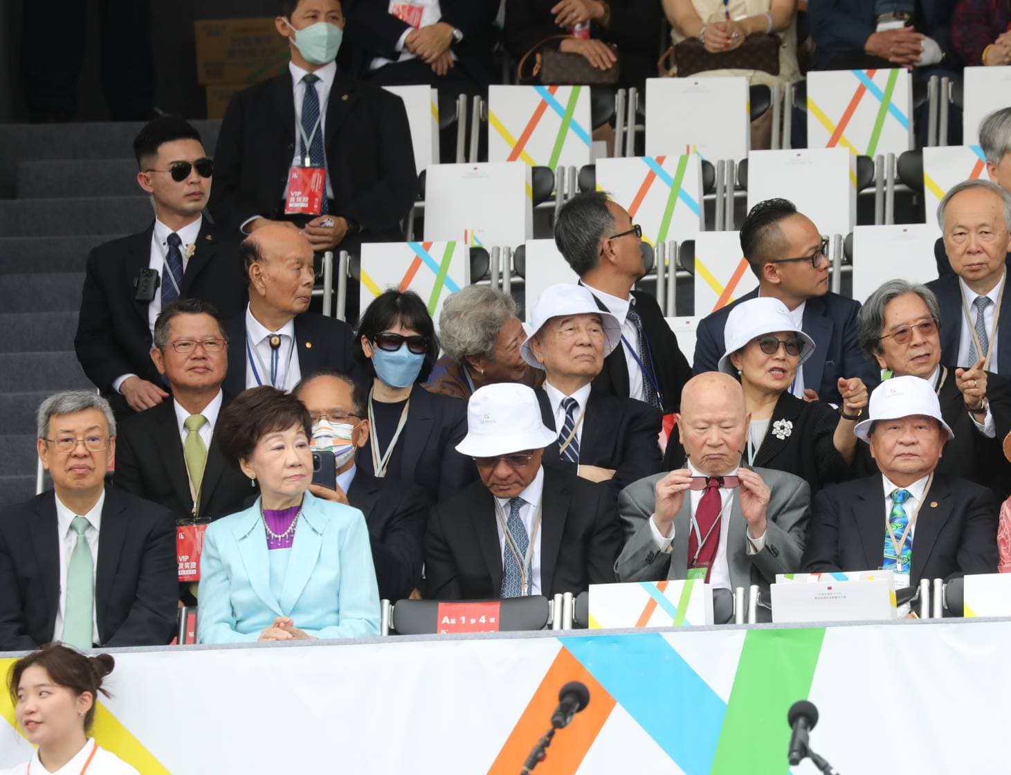 行政院前院長陳建仁、前副總統呂秀蓮、台灣日本關係協會會長蘇嘉全、前民主進步黨主席許信良等人一起觀禮。