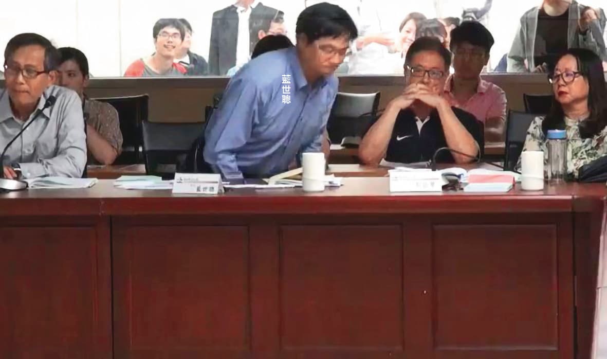 柯市府的民政局長藍世聰在審議會中默默離席，最後導致流會。（翻攝畫面）