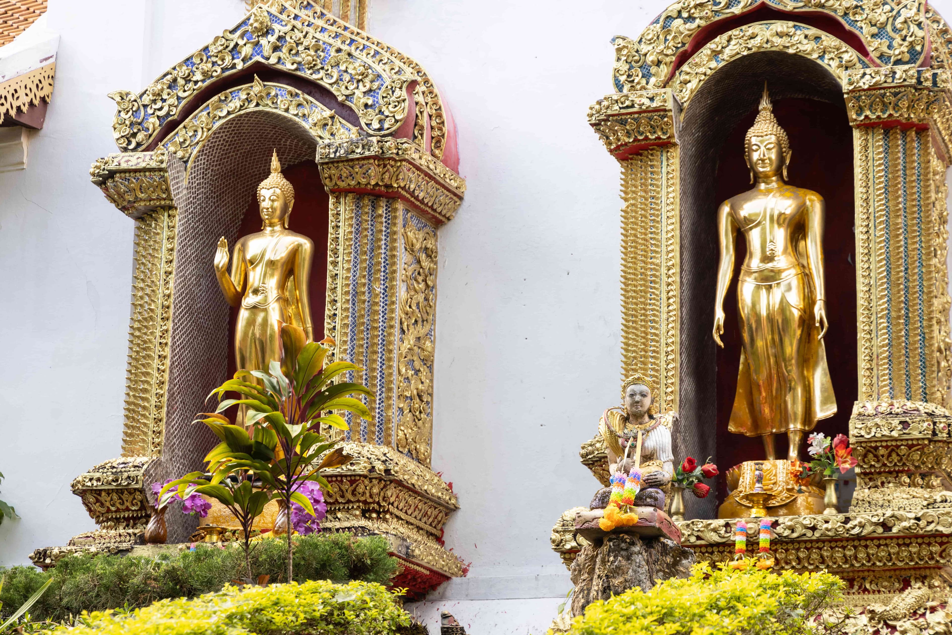 許多製工細膩的佛像鑲在佛寺外牆上，令不少遊客駐足。