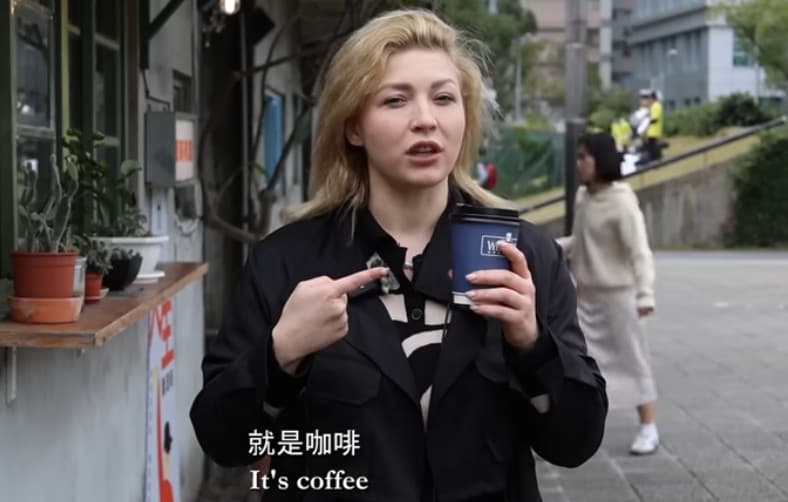 Jasmin十分滿意台北的咖啡品質，可以挑選不同烘焙程度的咖啡豆。（翻攝YT頻道「不要鬧工作室」）