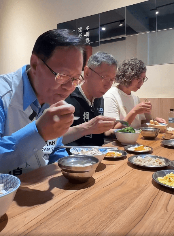柯文哲的碗裡相當「冒尖」，蔡還透露最後聯滷蛋與豆腐都進到柯的口中。（翻攝自臉書@張啟楷）