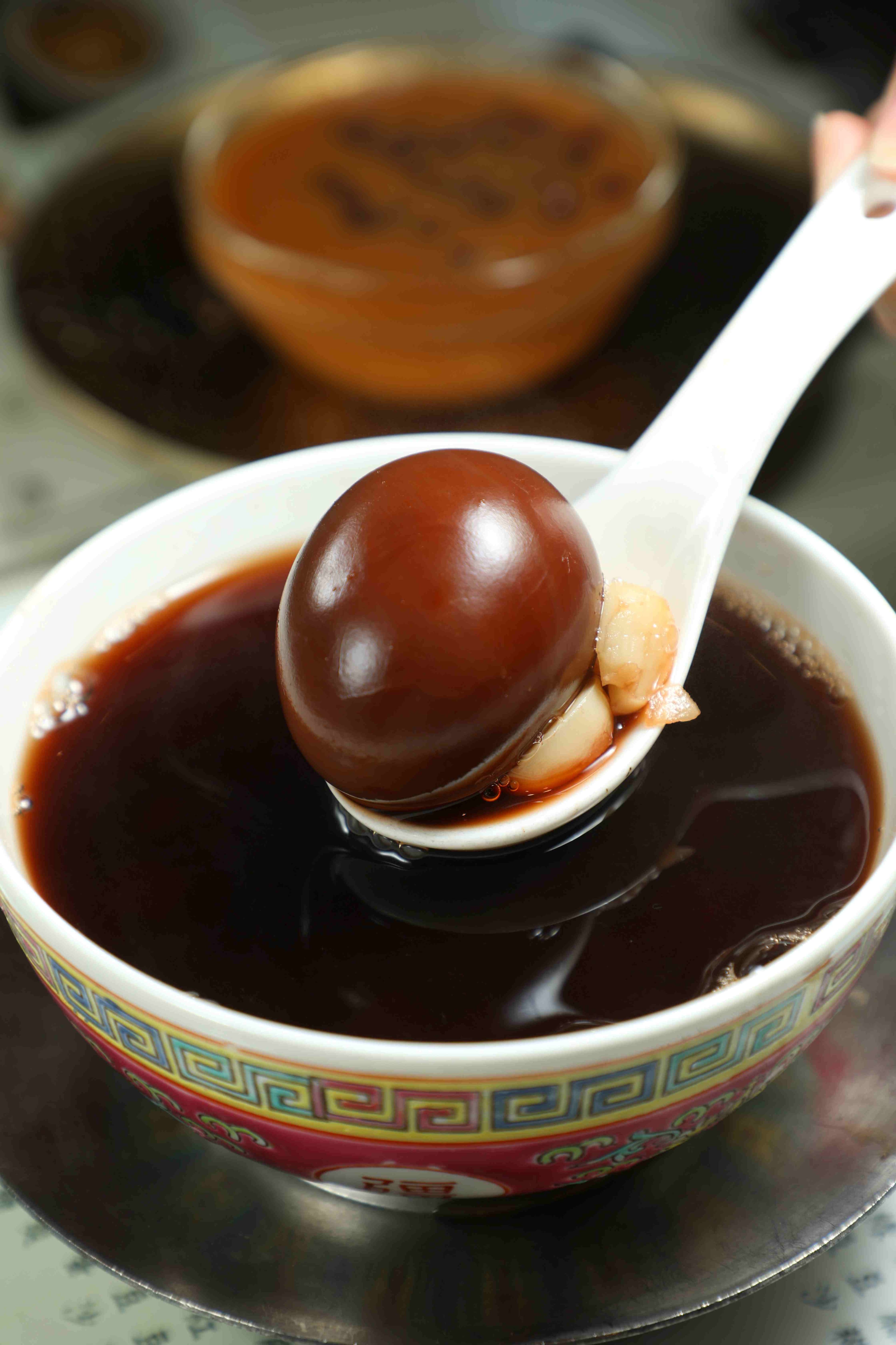 「桑寄生蛋蓮子茶」的製作不易，桑寄生要熬 10 到 12 小時才成茶膽；蓮子每日處理；雞蛋也要浸煮10小時以上。（港幣50元／碗，約NT$207）