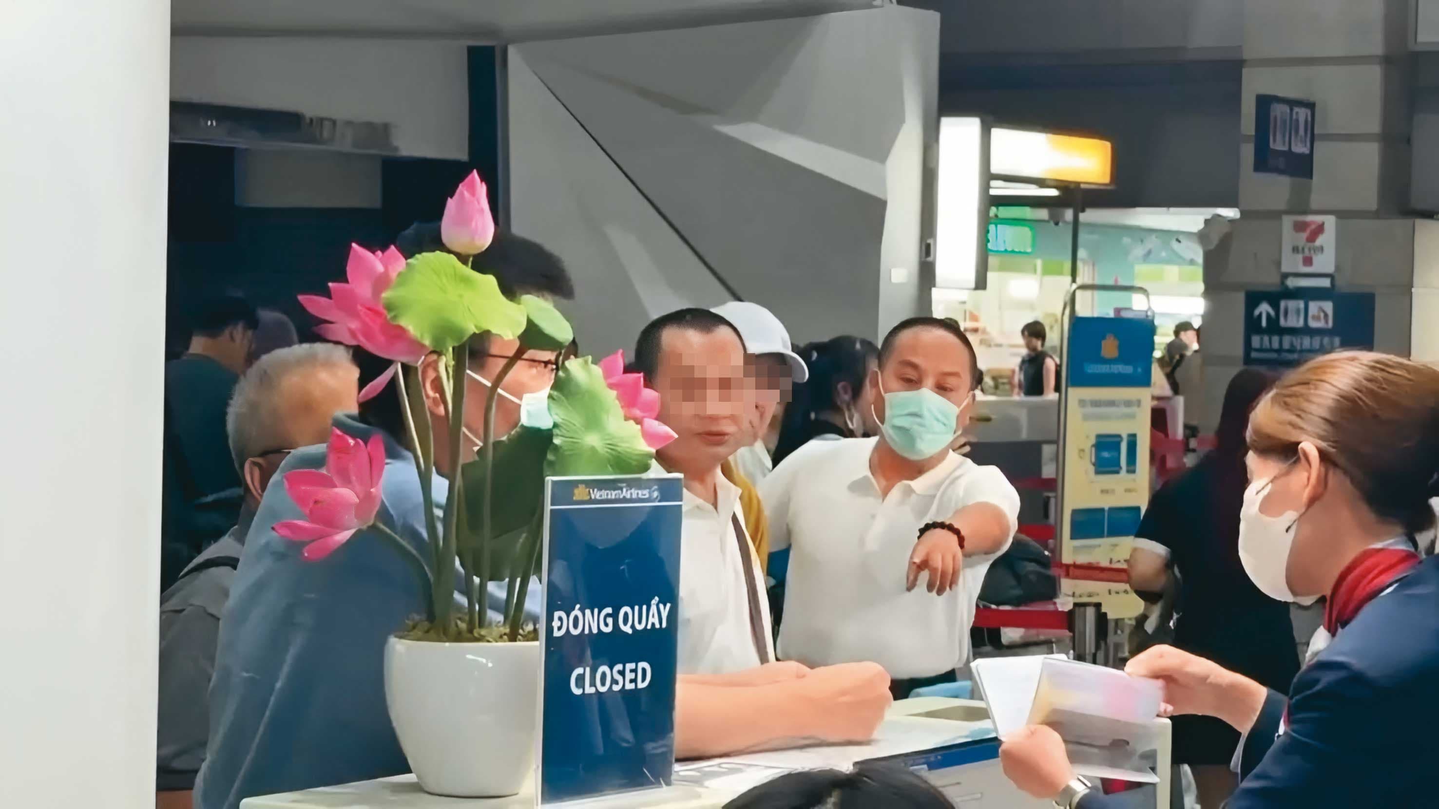 2026/08/17 趙建銘友人要求記者「別再一直拍了」，陳幸妤認出此人是趙的昔日獄友，巧合的是，本刊直擊對方與趙建銘繫戴同款LV皮帶（黃圈處），且常夜訪趙，可見雙方交情深厚。