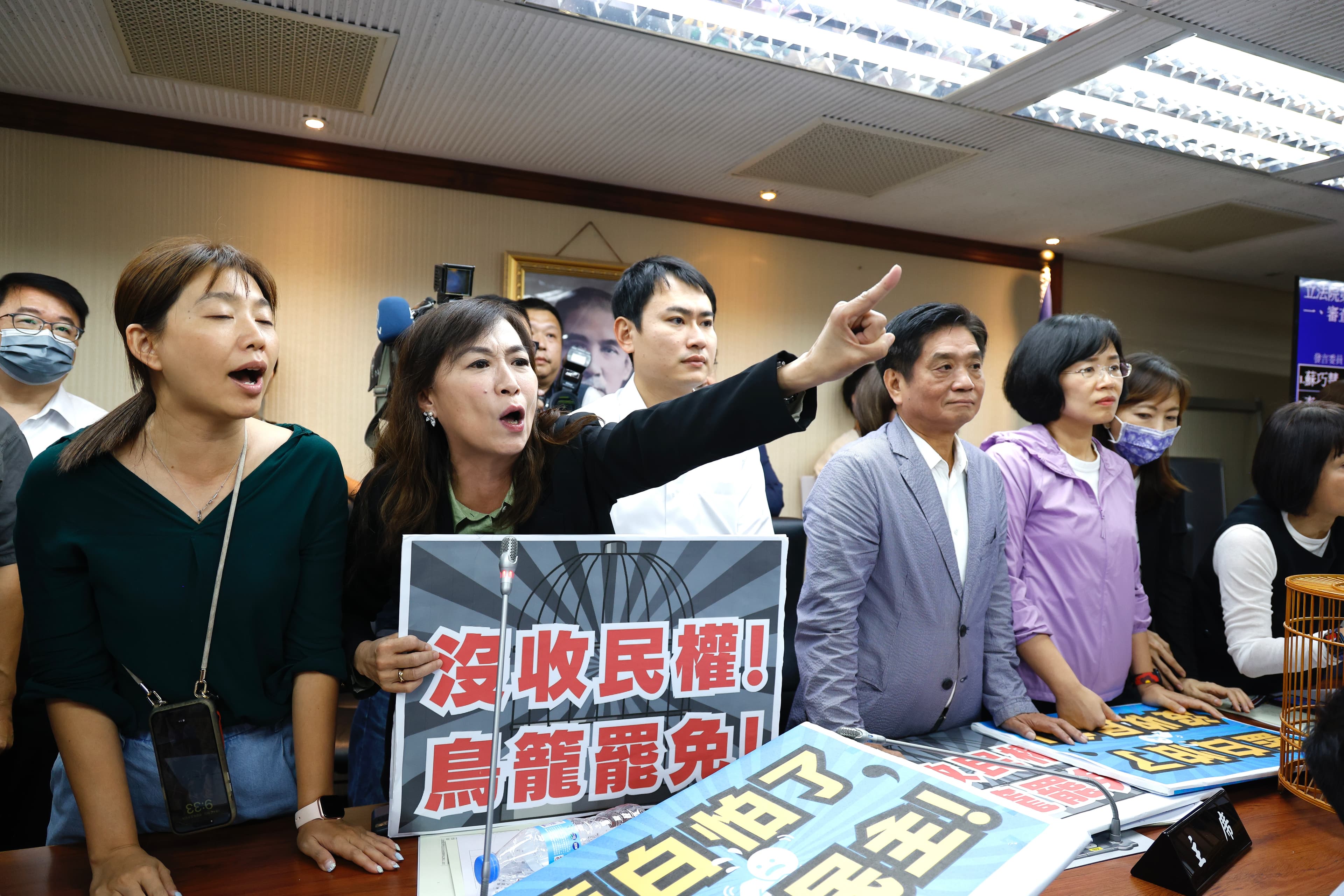 民進黨立委林宜瑾（右2）用力大喊口號以示抗議。