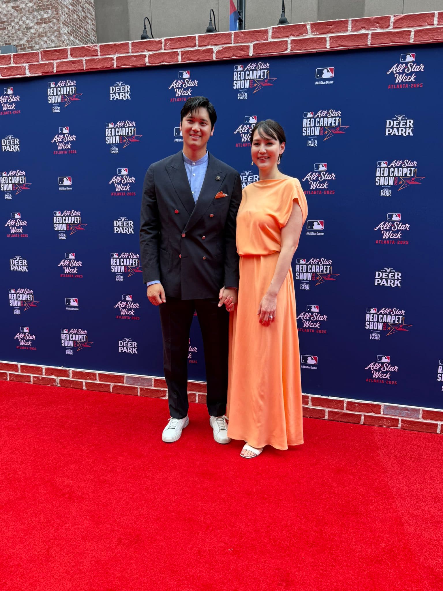 大谷與愛妻今年穿搭互相呼應。（翻攝X@TalkinBaseball）