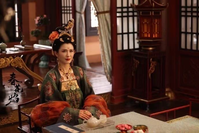 徐潔兒在吳謹言主演的《春花焰》中演出殷貴妃，該劇曾拿下Netflix冠軍。（微博）